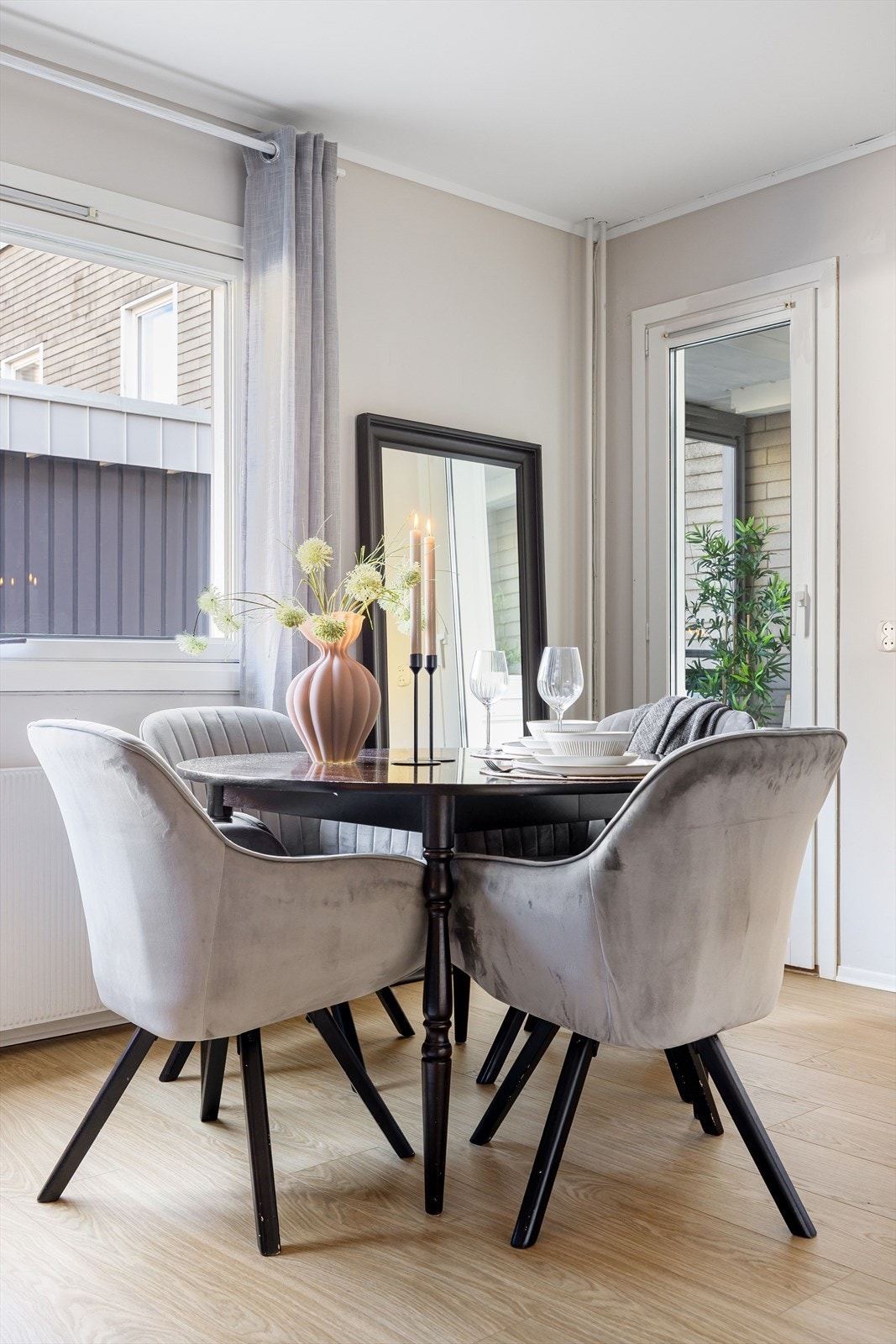 Her kan du også plass til et enda større spisebord ved behov. Galleribilde