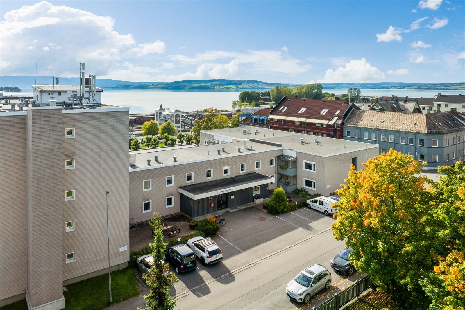 På denne siden av bygget er det gjesteparkering. Galleribilde