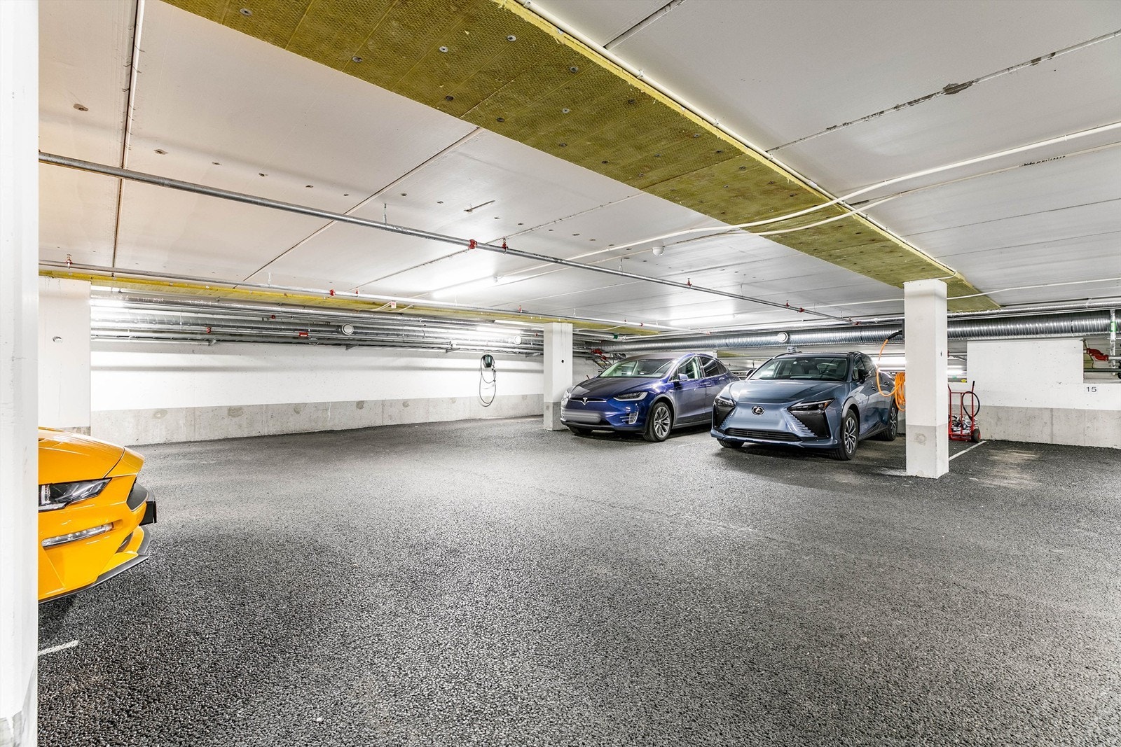 Fra leiligheten kan du gå tørrskodd til og fra garasjeanlegget, noe som er spesielt bekvemmelig vinterstid. Lader til EL-bil (10A) medfølger. Galleribilde