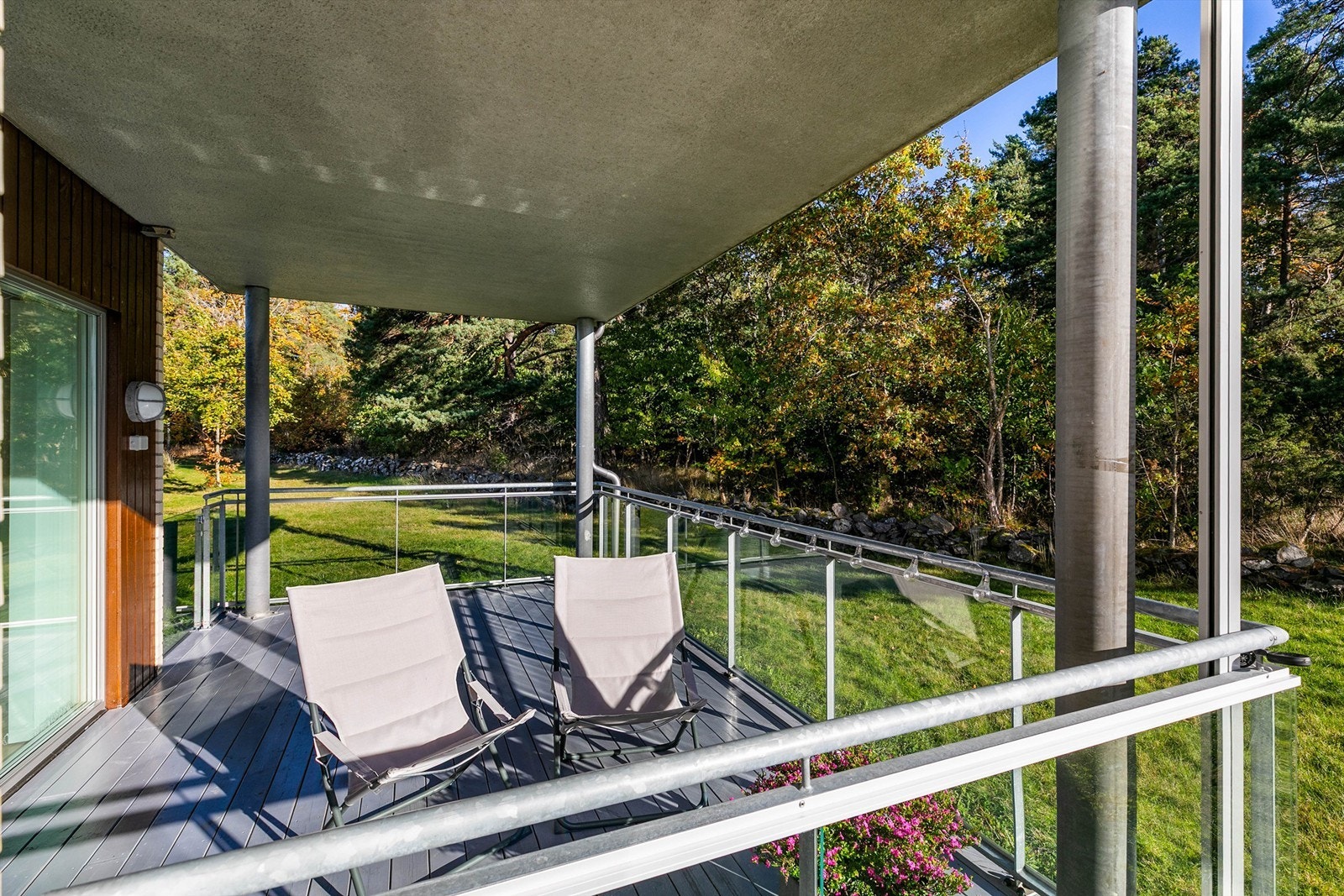 Med skog og grøntområder rundt veggene er leiligheten lite utsatt for innsyn fra øvrig bebyggelse. Har kan du gå rett ut i skog og mark. Galleribilde