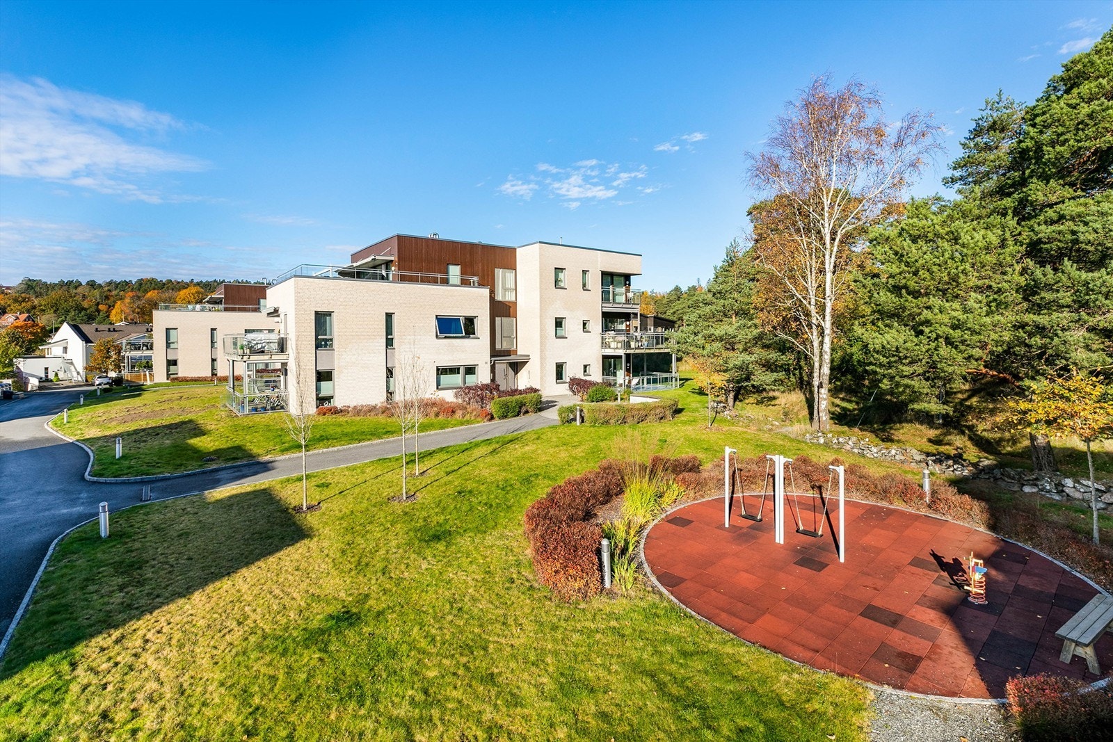 Enten du bor du med barn eller får besøk er det praktisk at lekeapparater finnes få meter fra hovedinngangen. Galleribilde