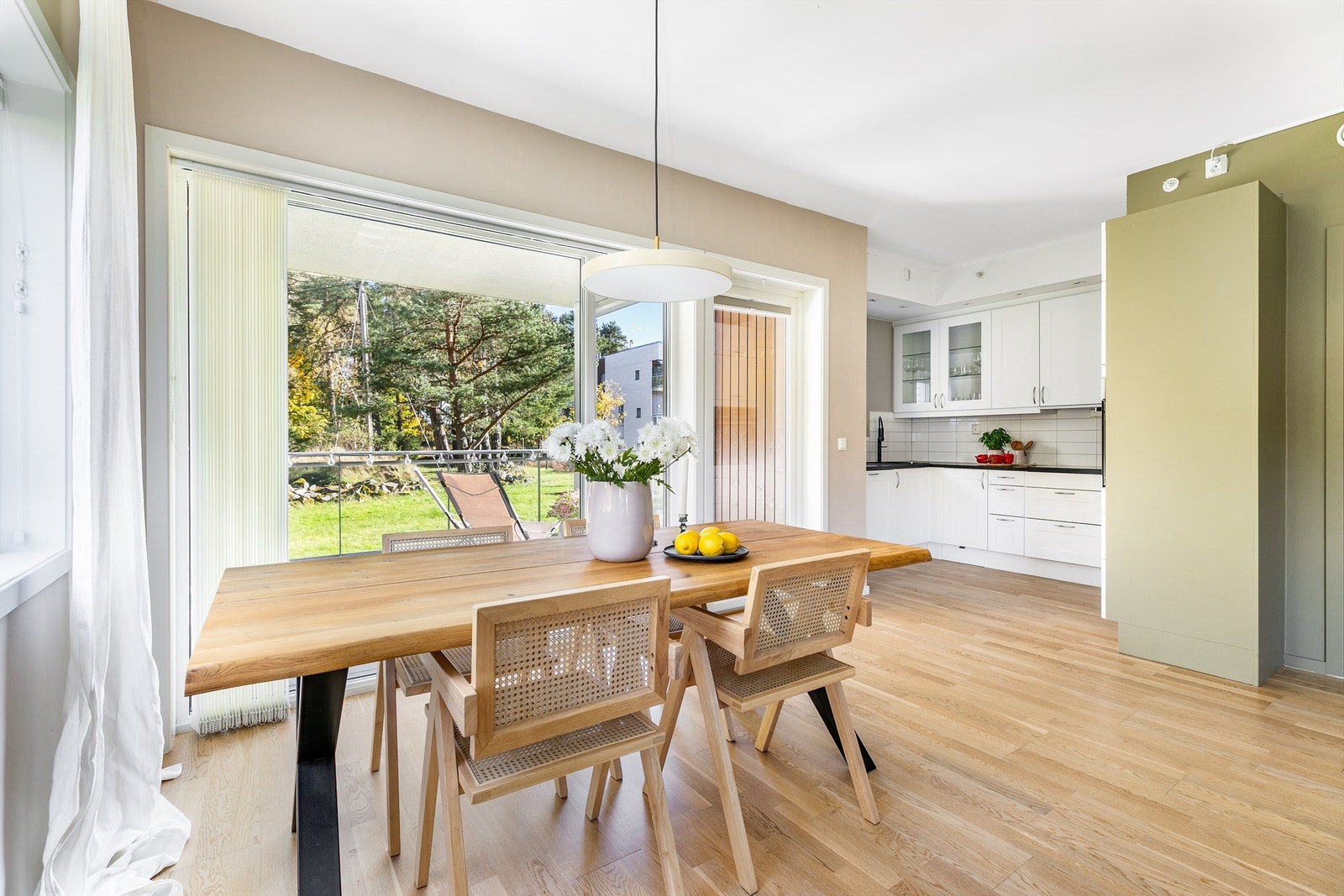 Balansert ventilasjon kombinert med vannbåren gulvvarme sikrer godt klima og stabil innetemperatur året gjennom. Galleribilde