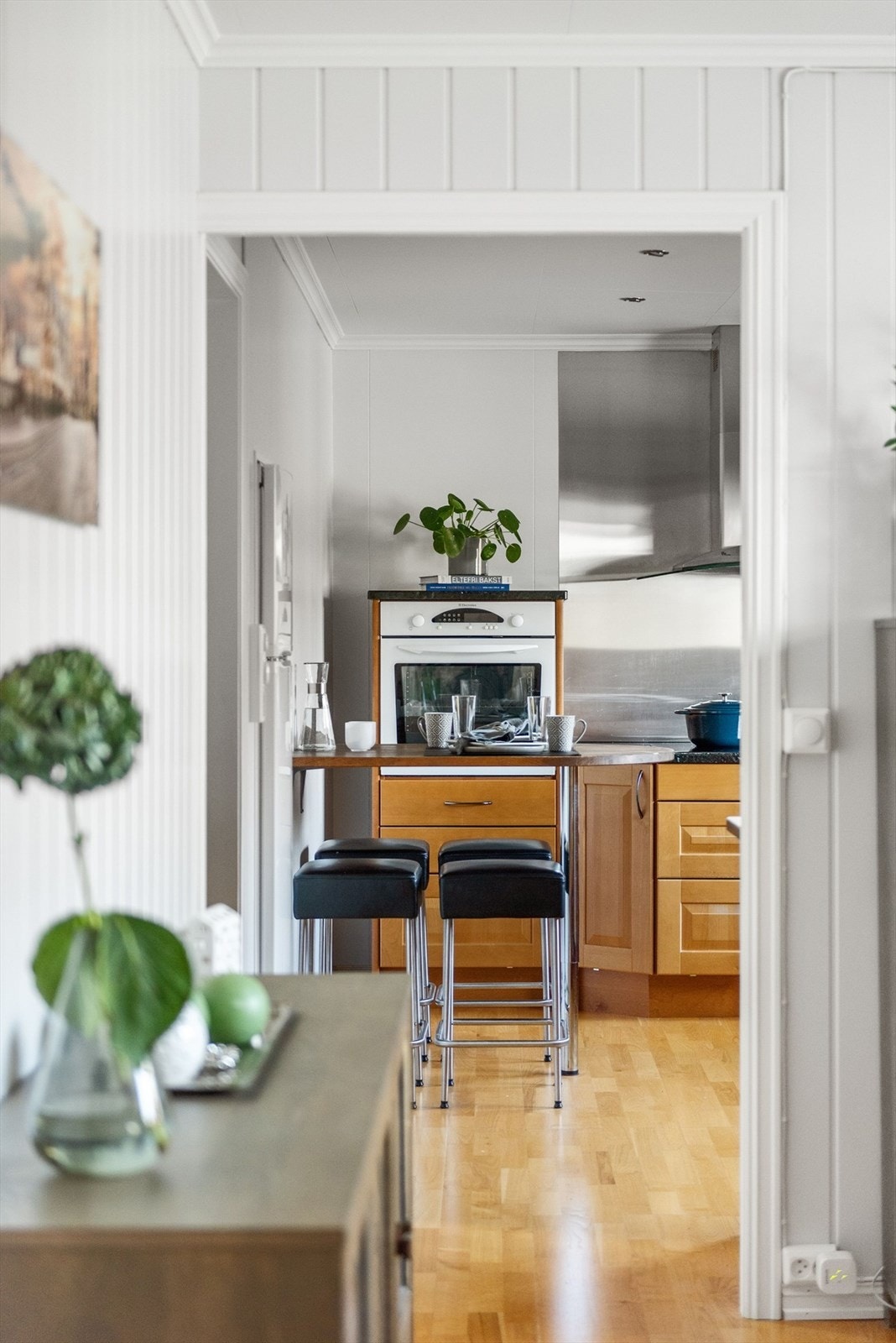 Kjøkkenet ligger skjermet fra stuen. Galleribilde