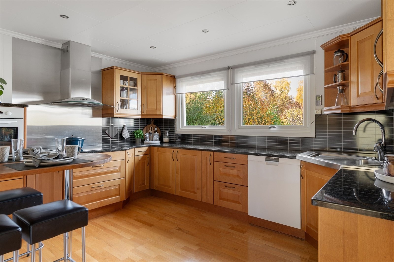 Romslig kjøkken som har godt med skap- og benkeplass. Galleribilde