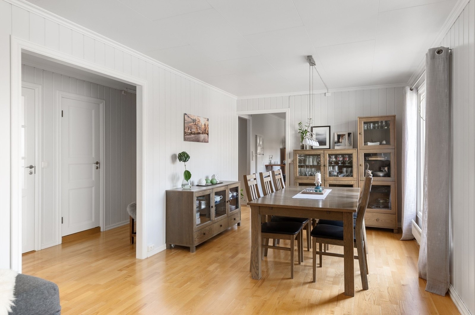 Fin plass til spisestue i tilknytning til kjøkkenet. Galleribilde