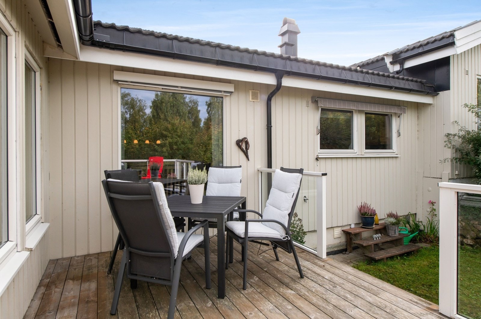 Her kan man nyte lange kvelder på verandaen. Galleribilde