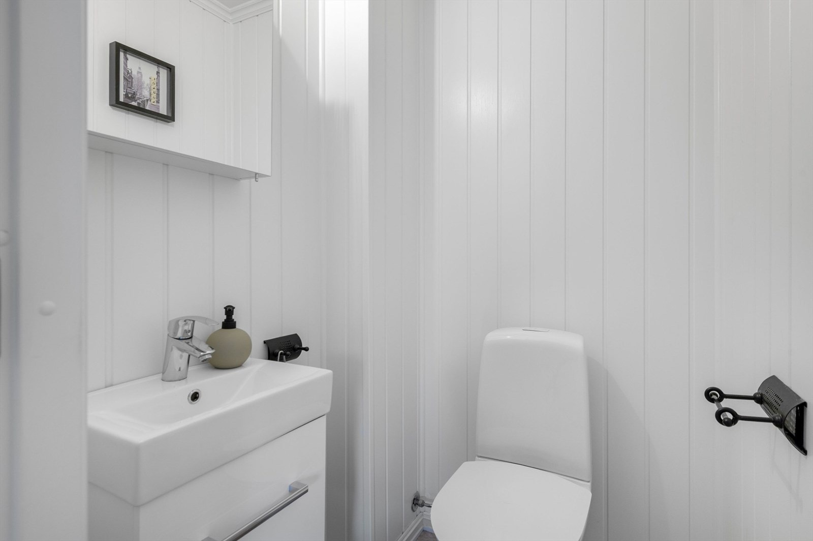 Separat toalettrom i 1. etasje. Galleribilde