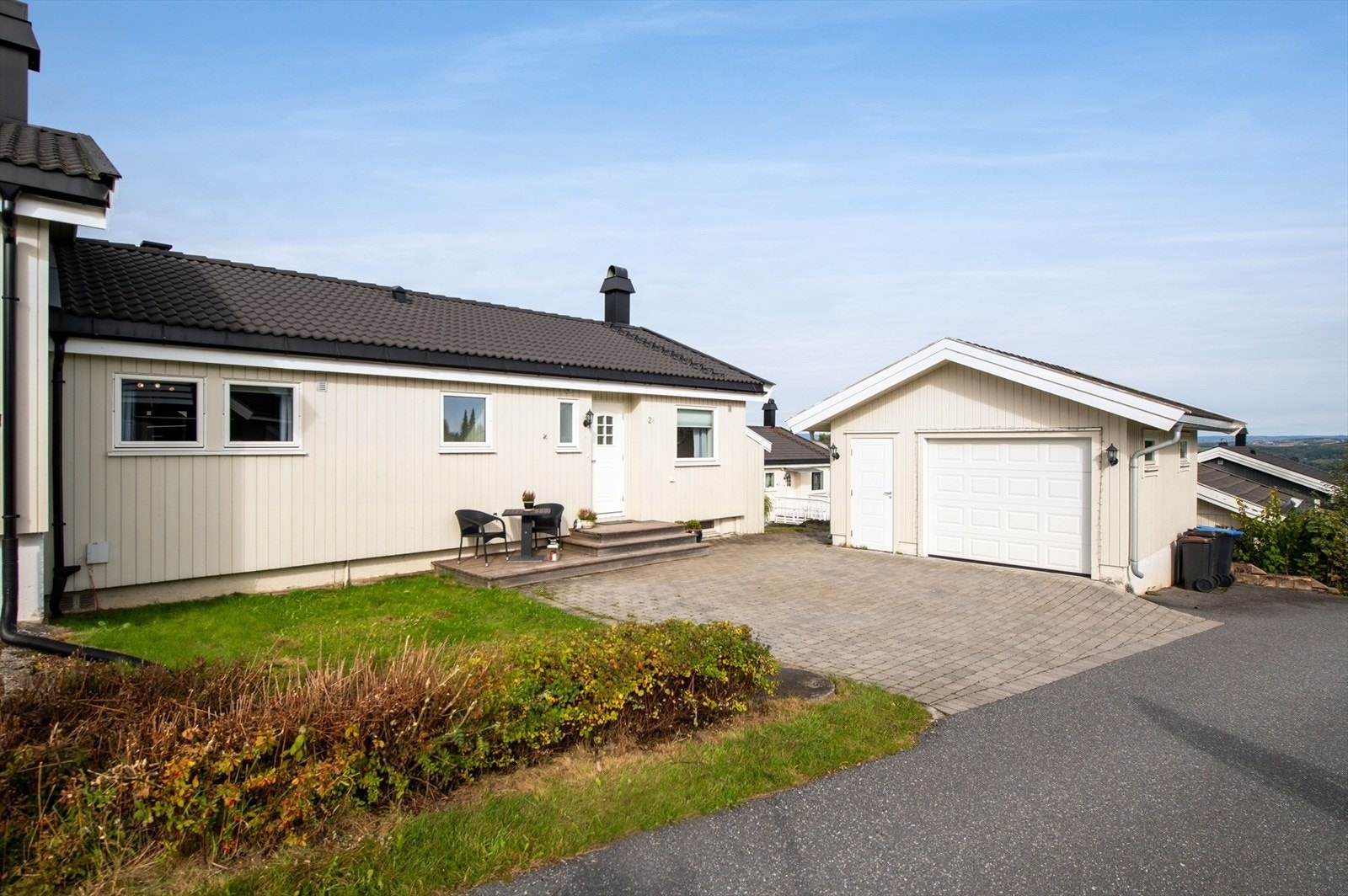 Flott gårdsplass og fin og skjermet hage på baksiden. Galleribilde