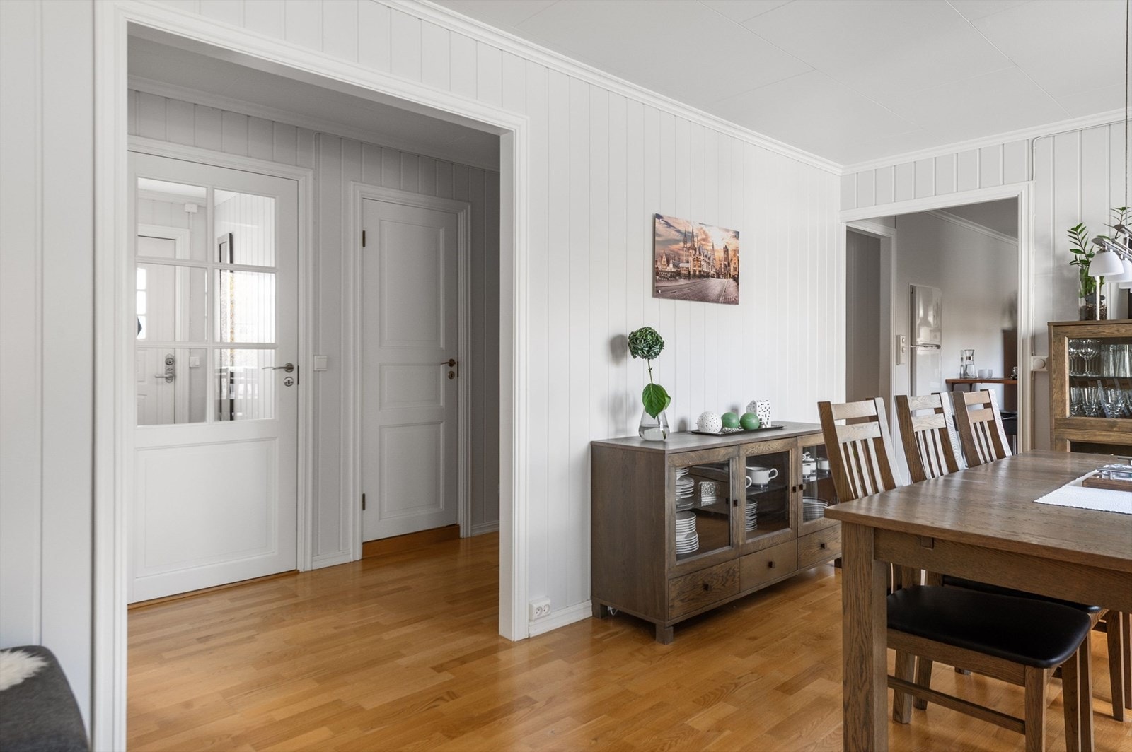 Stue med adkomst til gang. Galleribilde