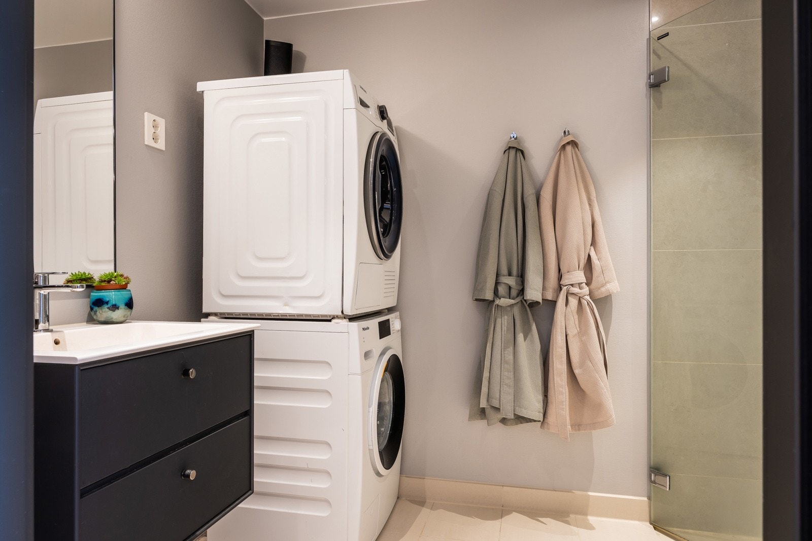 Lekkert bad med moderne baderomsinnredning Galleribilde