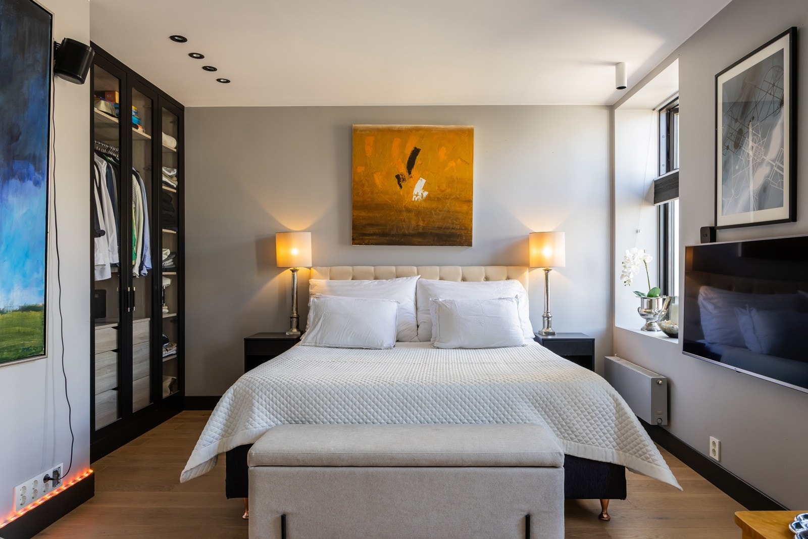 Soverom med god garderobeplass Galleribilde