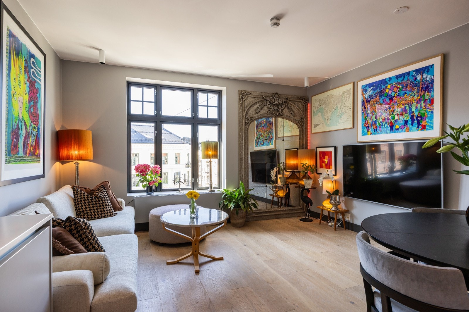 Oppholdsrom med åpen kjøkkenløsning og hyggelig utsyn mot Valkyrie Plass Galleribilde