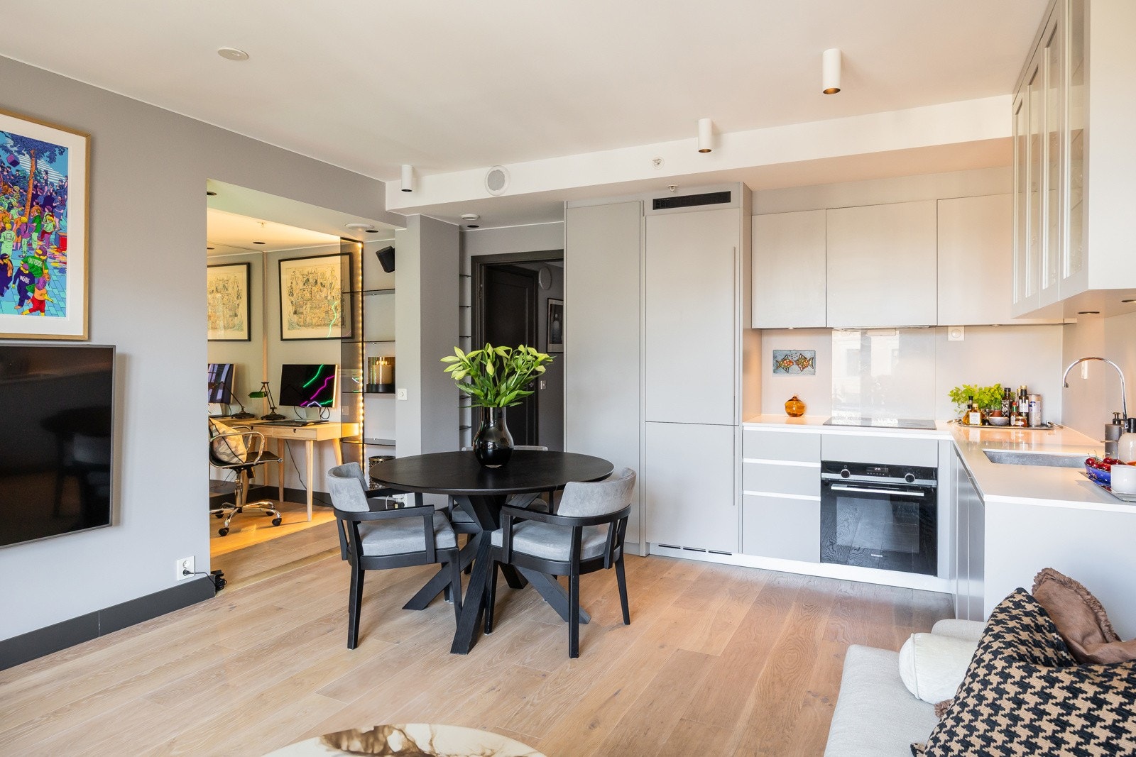 Flotte eikegulv. Leiligheten er malt i lyse delikate farger Galleribilde