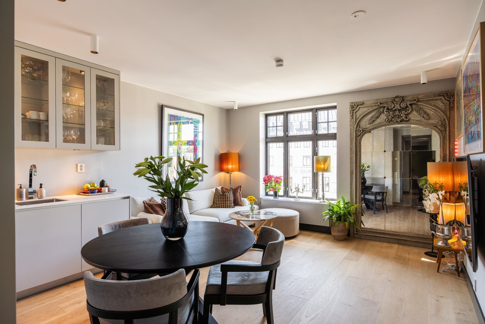 Plass til både spiseplass og sittegruppe i oppholdsrommet Galleribilde