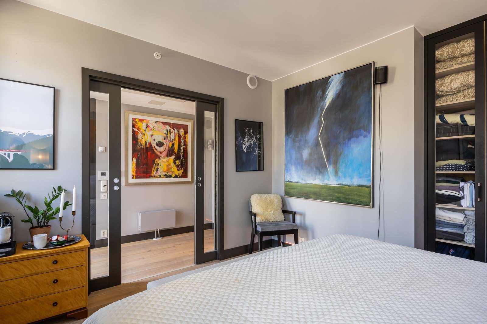 Praktiske plassbesparende skyvedører på soverommet Galleribilde