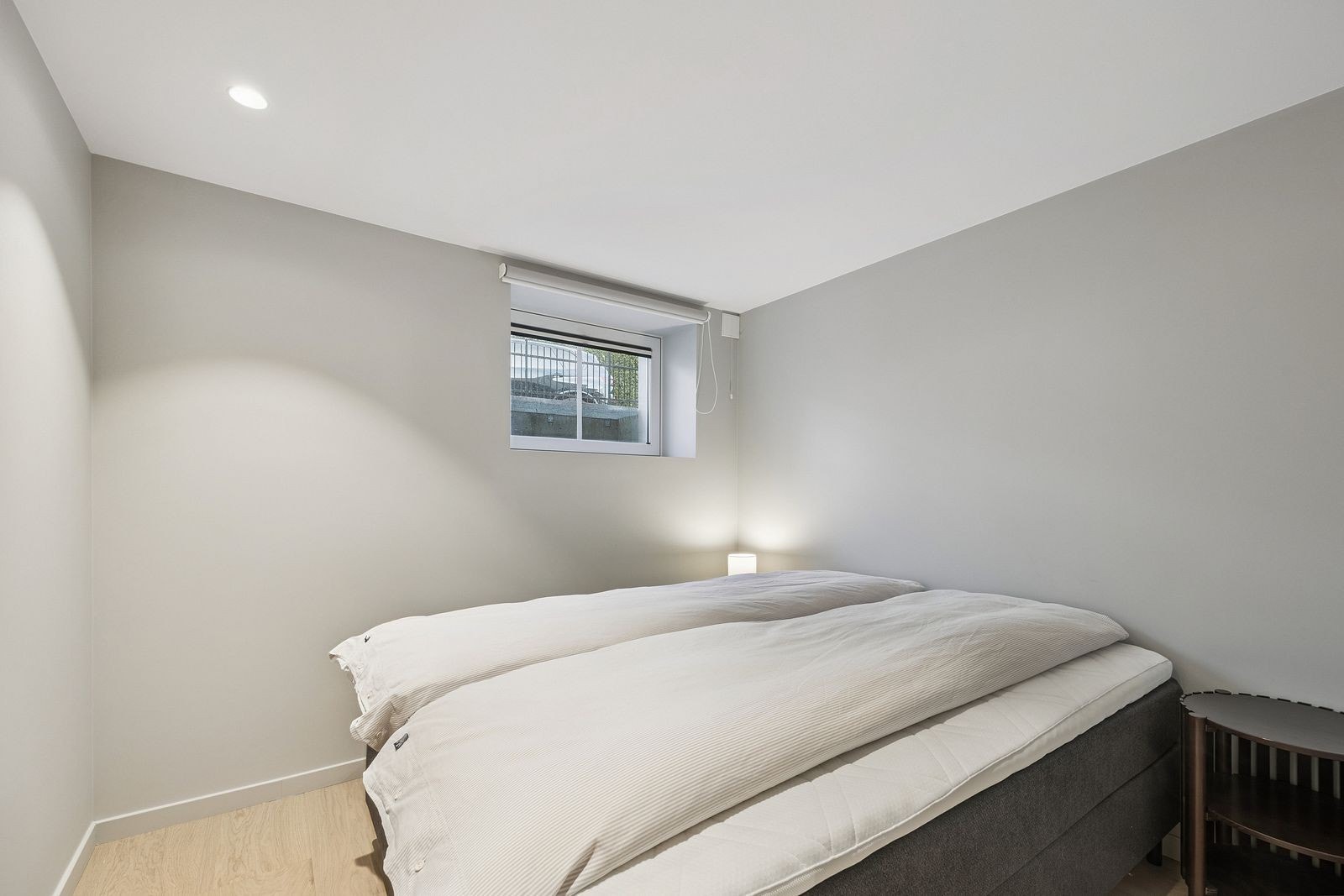 Lyst soverom med dobbeltseng Galleribilde