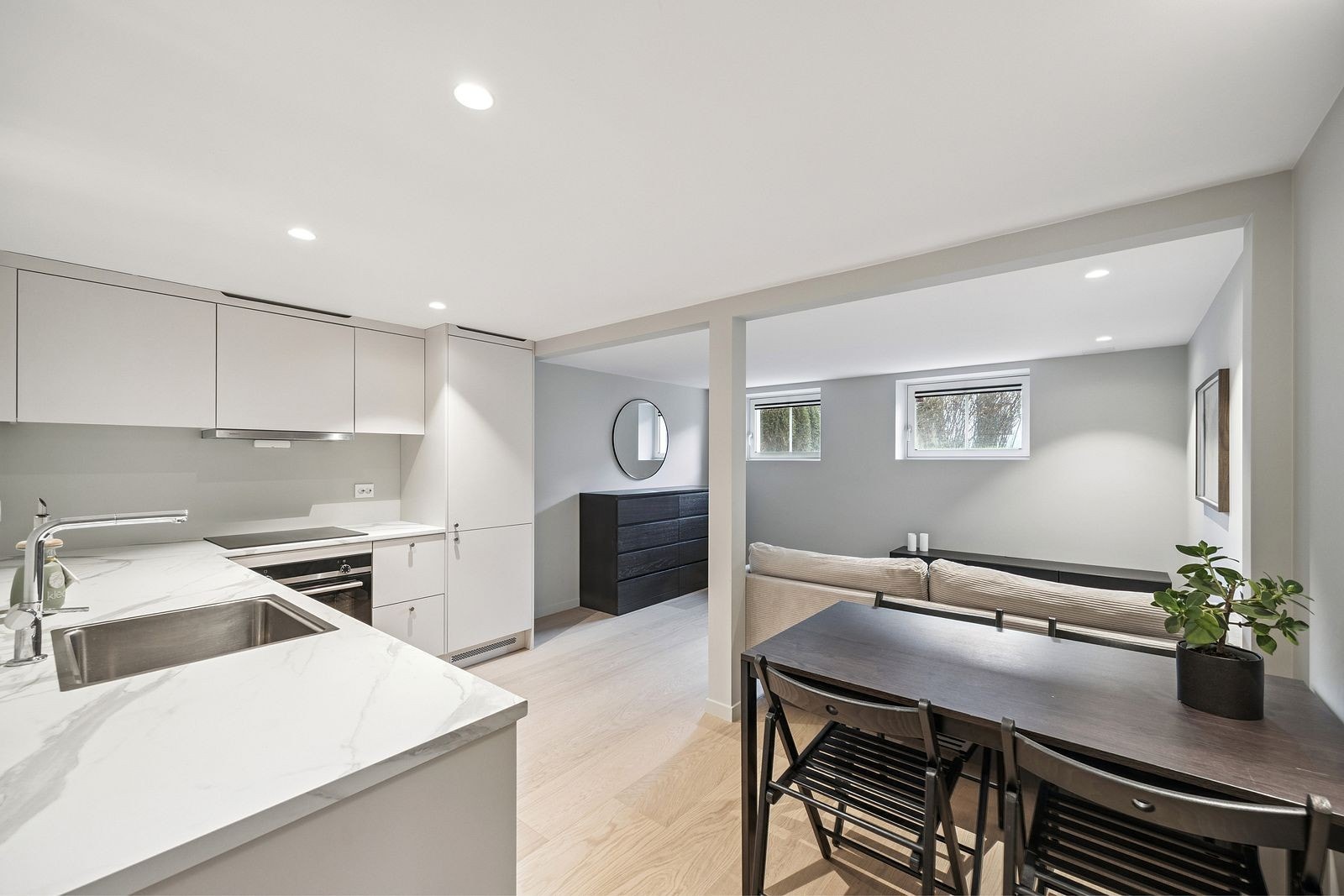 Møblert stue med åpen løsning mot kjøkkenet. Galleribilde