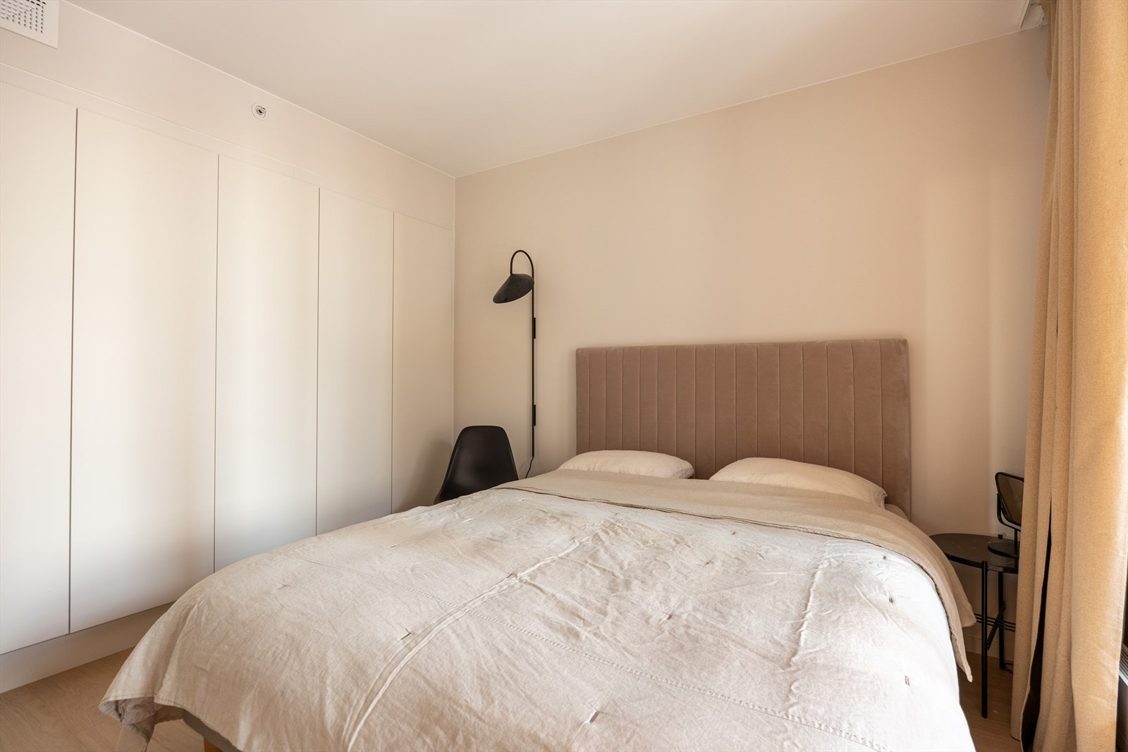 Soverommet er lunt og elegant med en dempet fargepalett som skaper en rolig atmosfære. Galleribilde