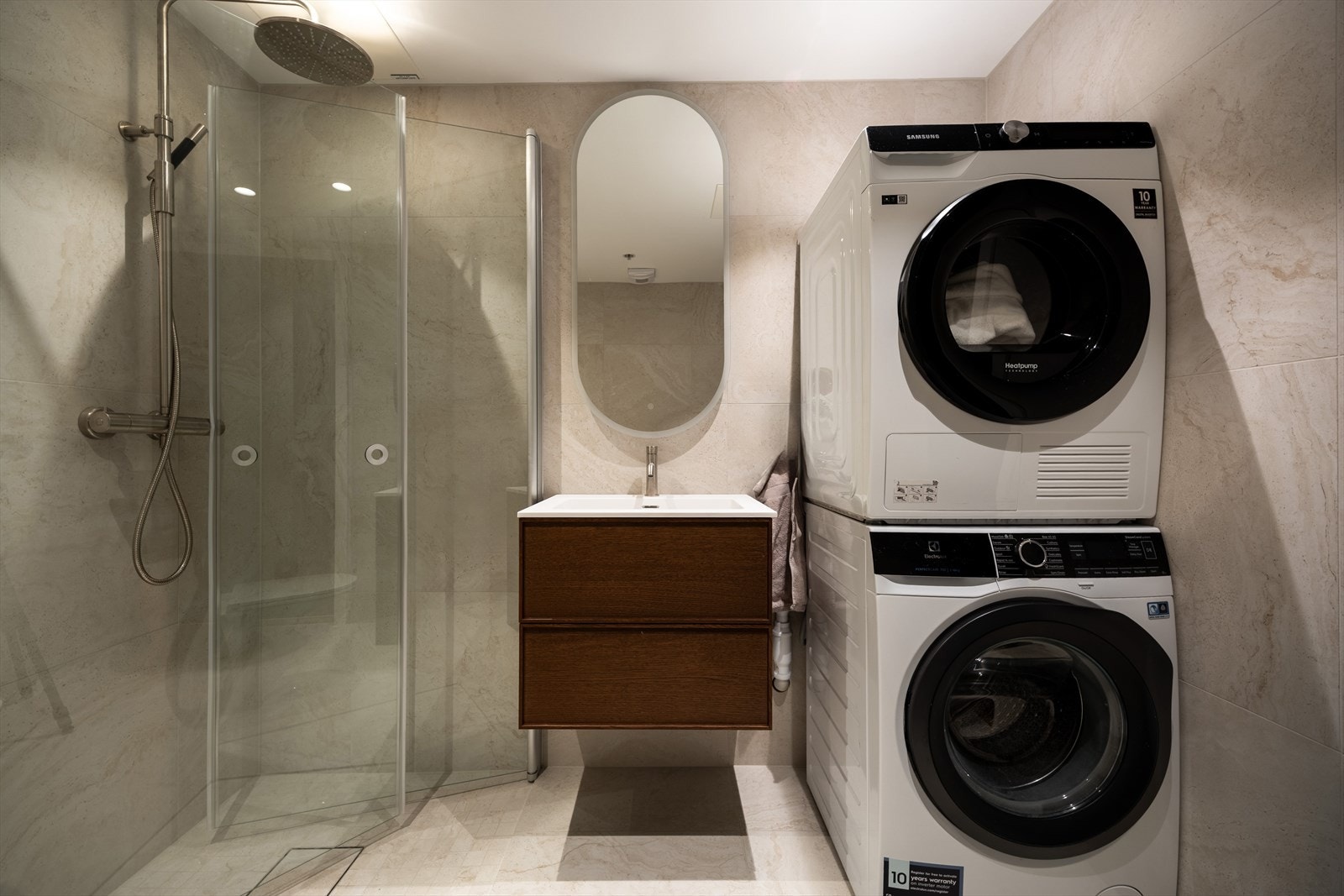 Svært praktisk med plass til vaskemaskin og tørketrommel Galleribilde