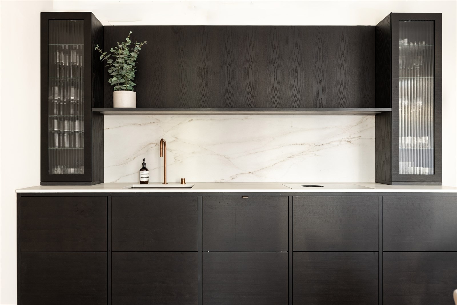 Drømmekjøkkenet er kjent for høy kvalitet og lekkert design. Kombinasjon med armatur fra Tapwell og Dekton benkplate gjør kjøkkenet komplett Galleribilde