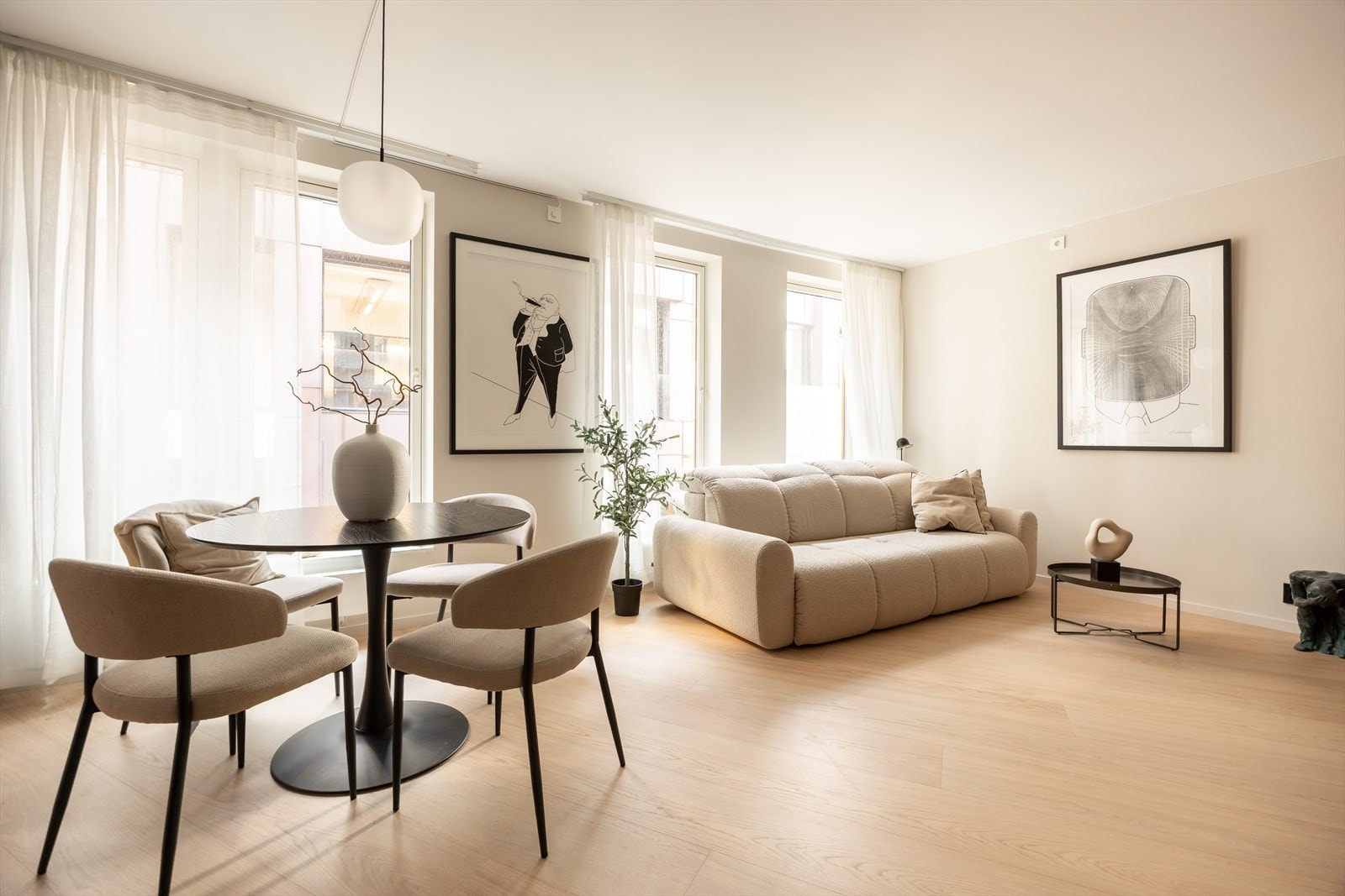 Store vindusflater slipper inn mye naturlig lys og skaper en helt egen atmosfære Galleribilde