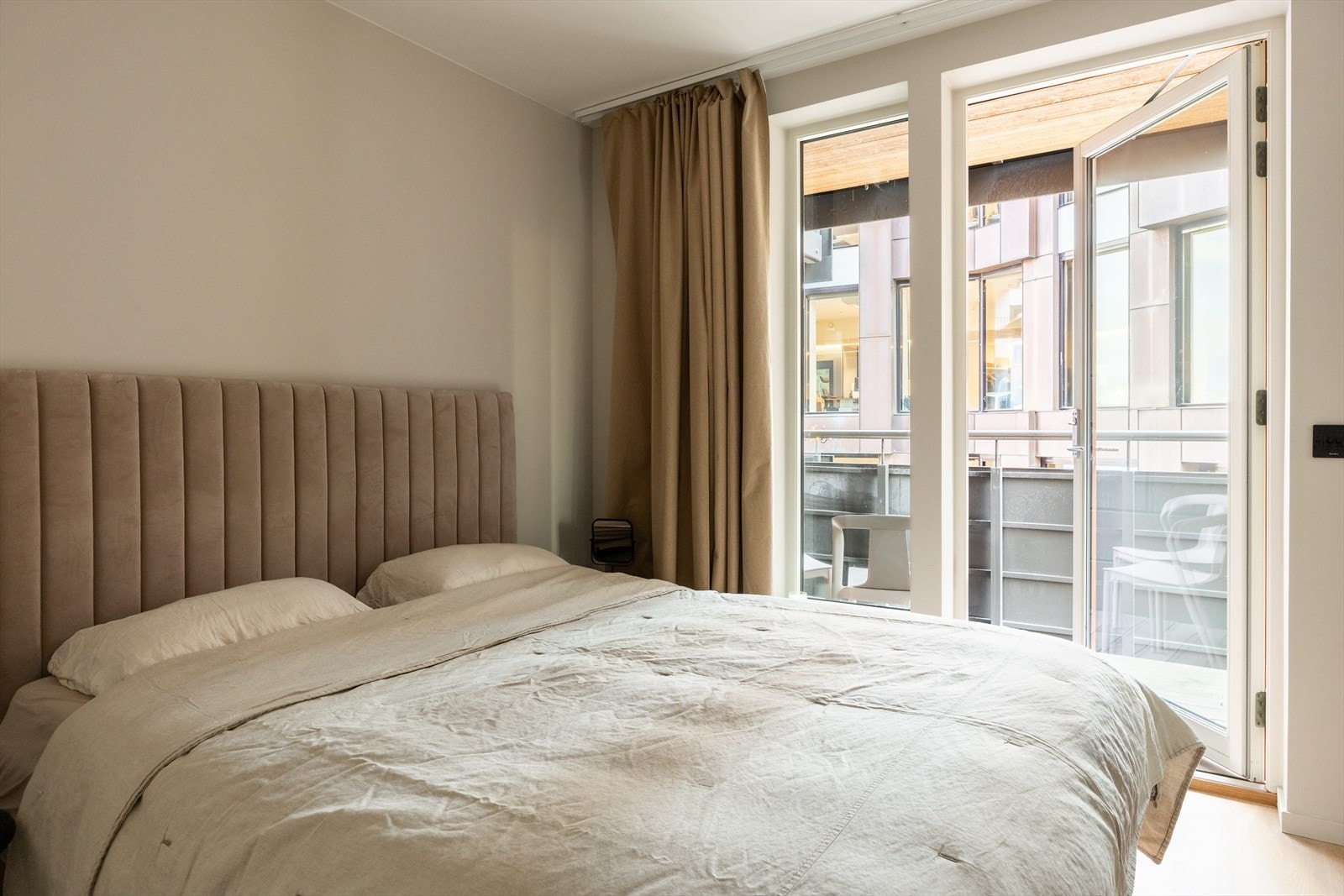 Rommet har god plass til dobbeltseng og nattbord med lamper Galleribilde