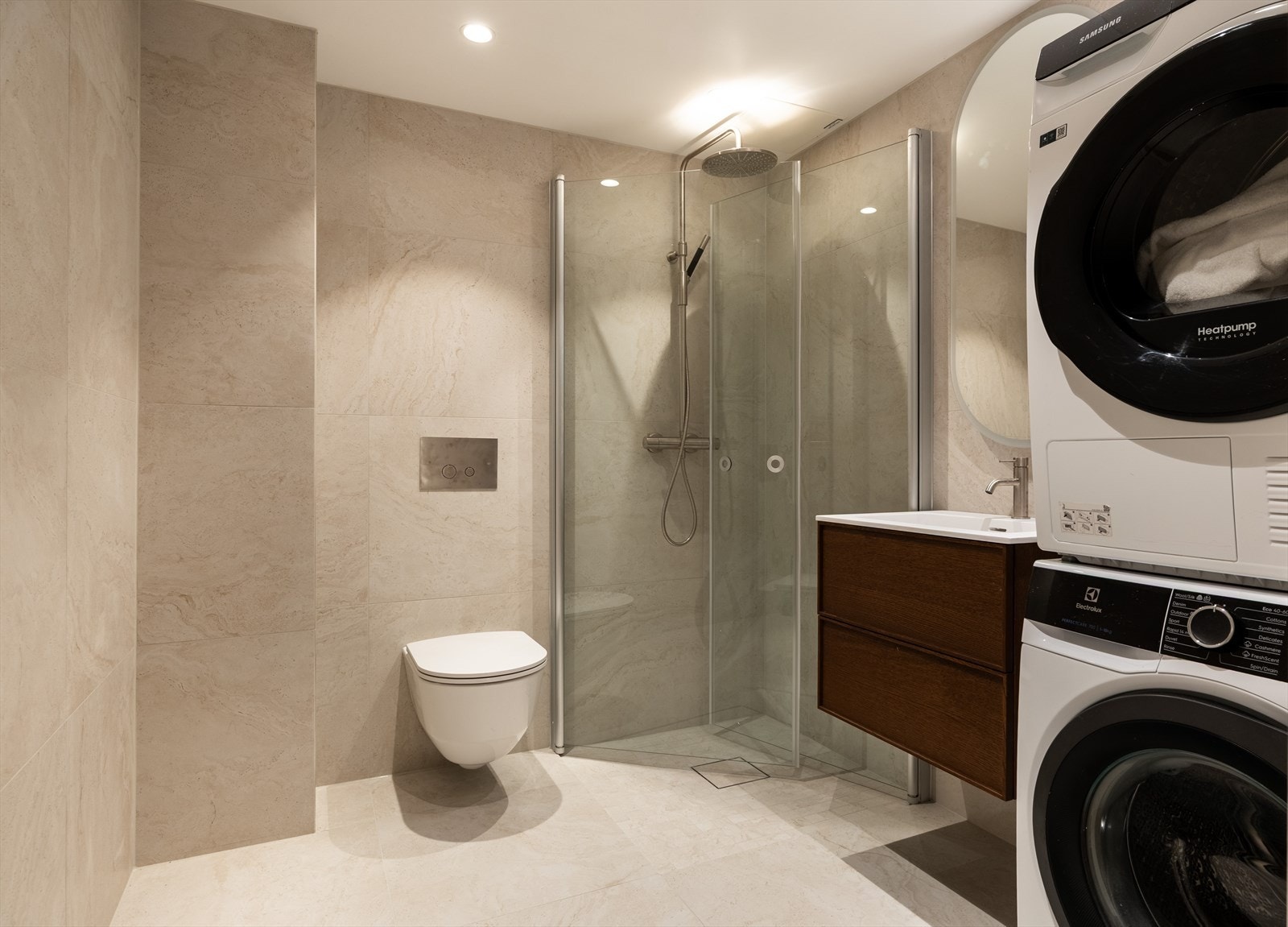 Eksklusivt flislagt bad med innredning fra INR og armaturer fra Tapwell Galleribilde