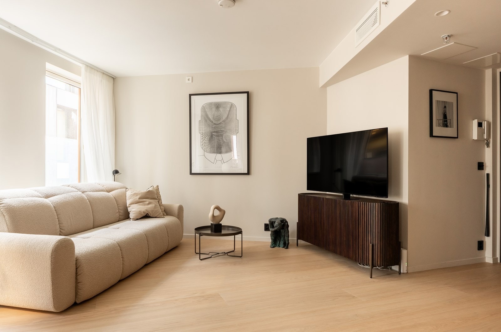 Alle overflater er pusset opp og fremstår i en svært behagelig fargepalett Galleribilde