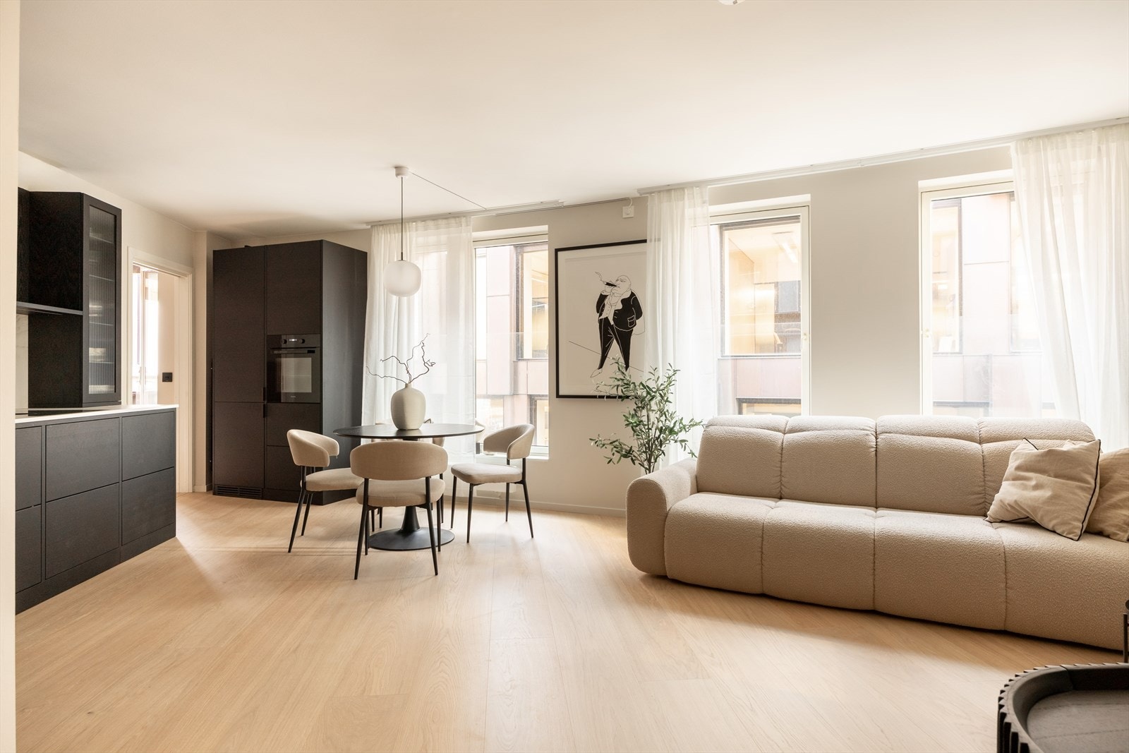 Velkommen til Kanalen 3. Rålekker 2-roms eierseksjon i 7. etg med balkong - Omfattende oppusset i 2025 med nytt kjøkken fra Drømmekjøkkenet, Dekton benkeplate og hvitevarer fra Miele og Bora m.m Galleribilde