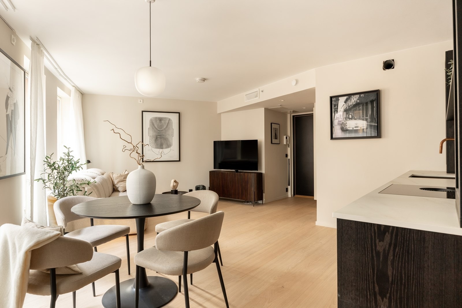 Lys og luftig planløsning som gir en svært god romfølelse. Galleribilde