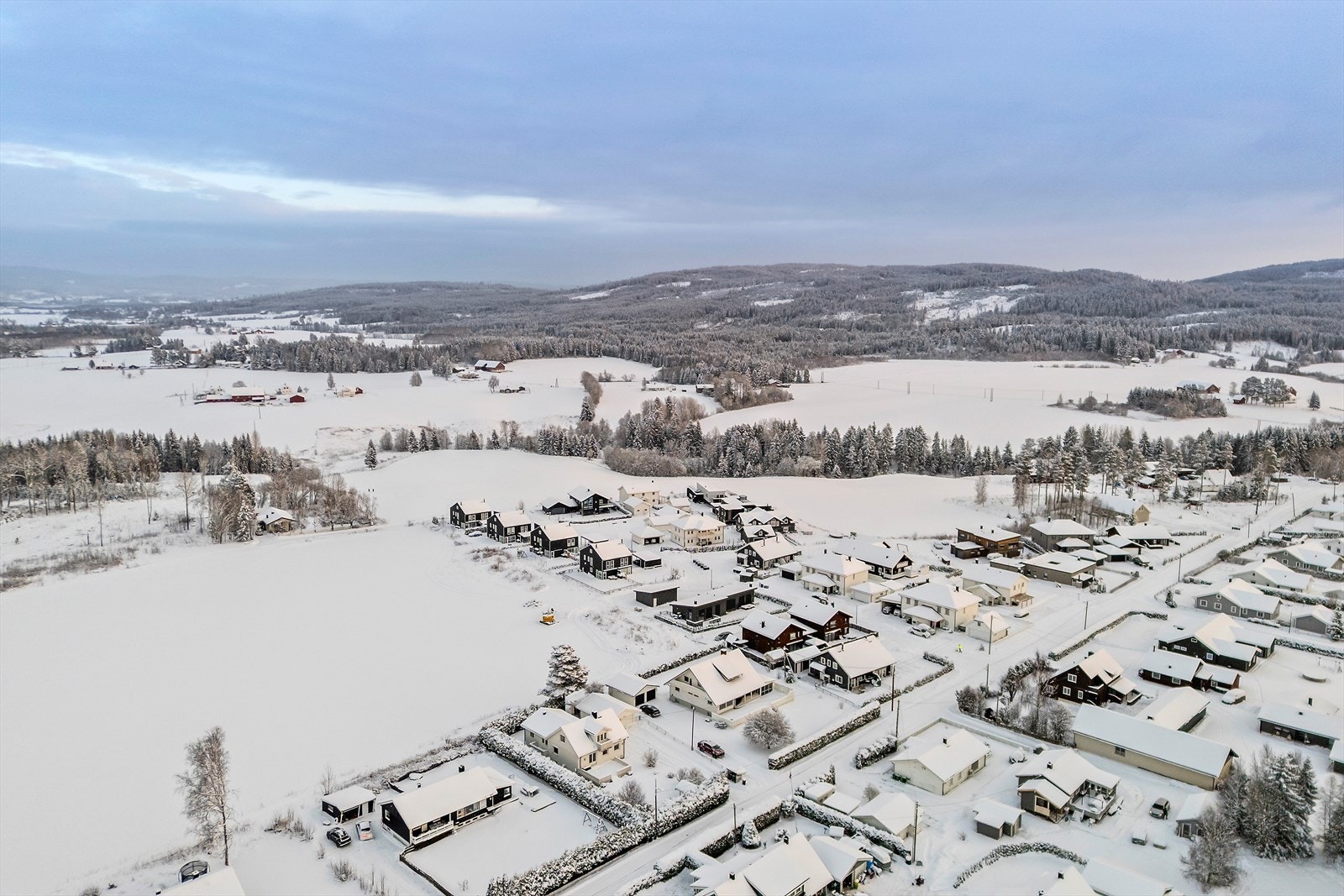 Eiendommen ligger solrikt og skjermet til, med umiddelbar nærhet til turområder, samtidig som sentrum, skoler, barnehager og dagligvareforretninger enkelt nås til fots. Galleribilde