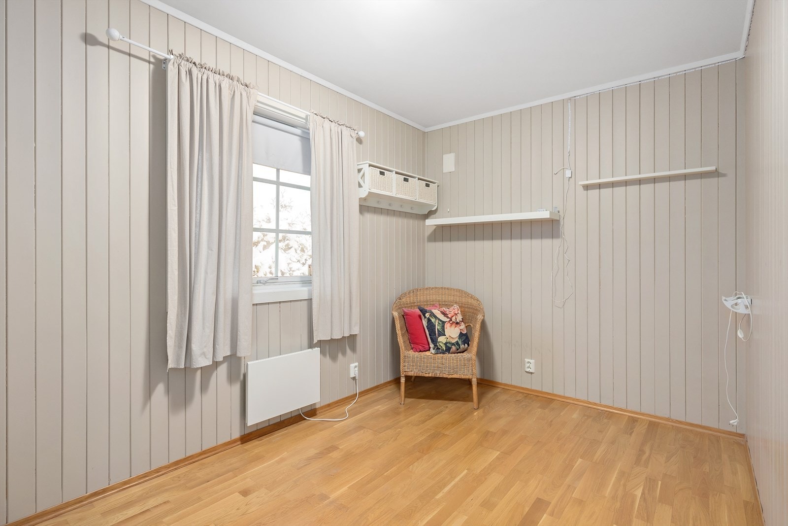 1. etasjes andre soverom egner seg godt som barnerom, gjesterom eller alternativt hjemmekontor. Galleribilde