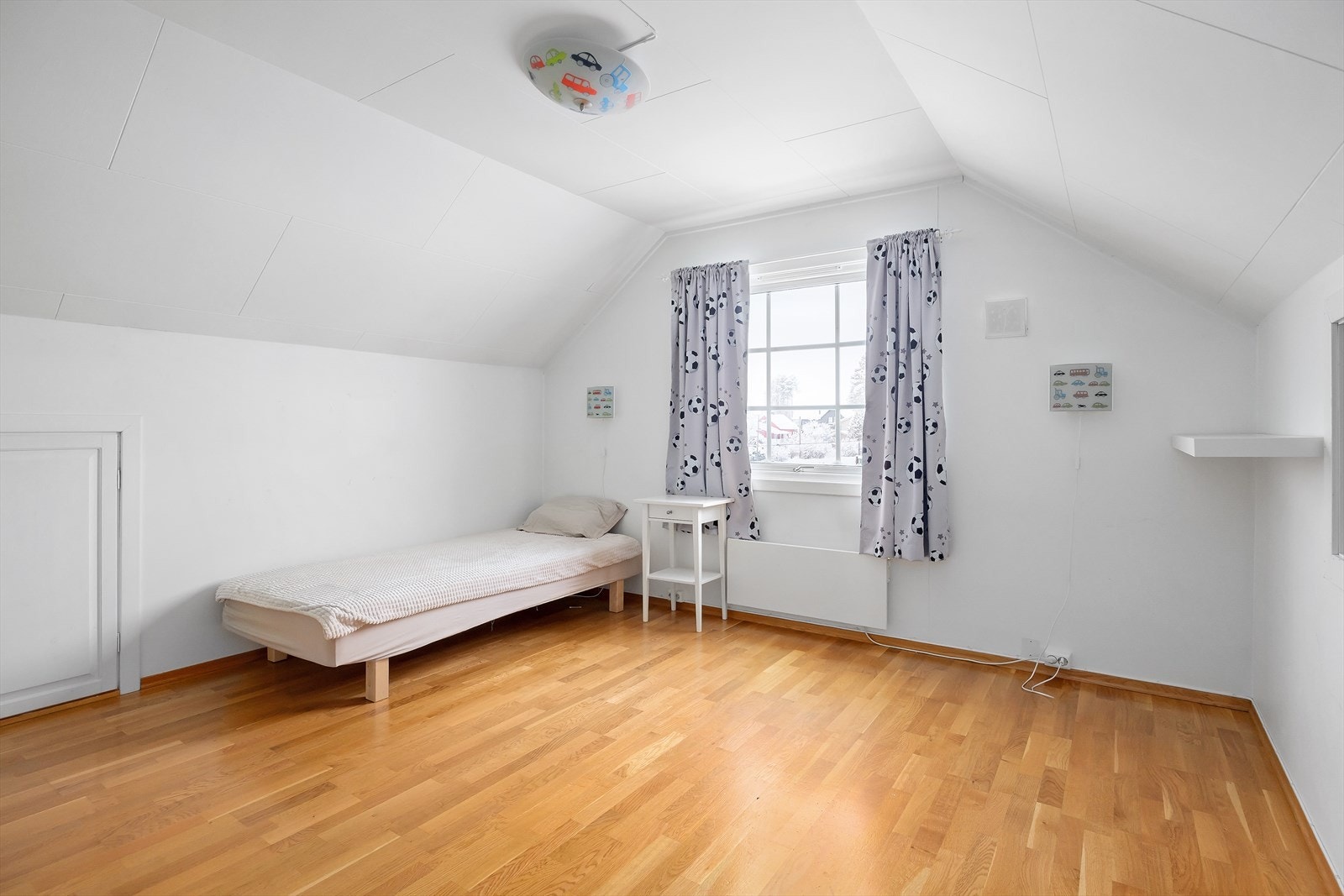 Det er plass til seng, kommode, garderobeløsning og skrivebord, og rommene er enkle å tilpasse etter behov. Galleribilde