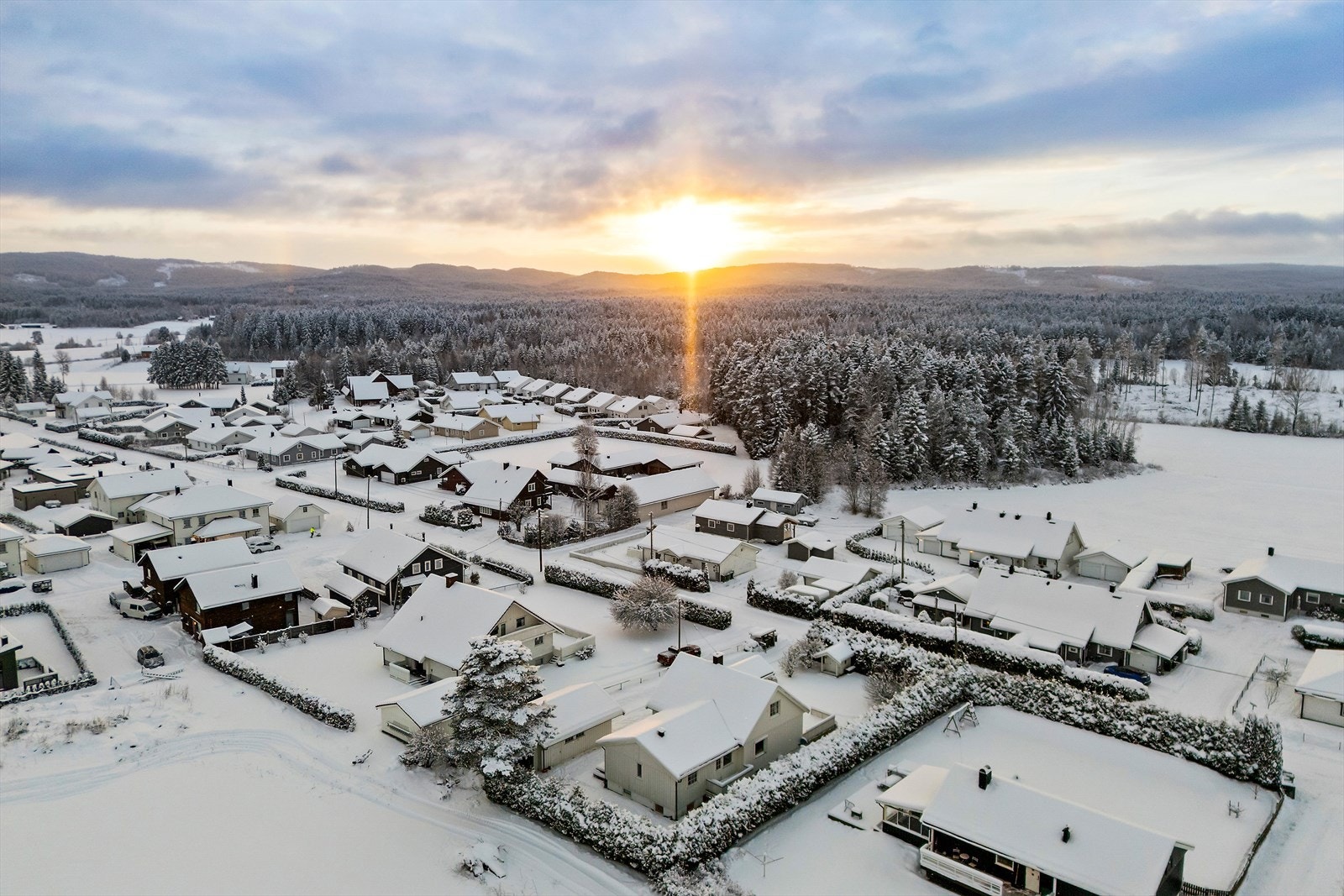 En innholdsrik enebolig over tre plan med attraktiv beliggenhet i et rolig og barnevennlig boligområde. Galleribilde