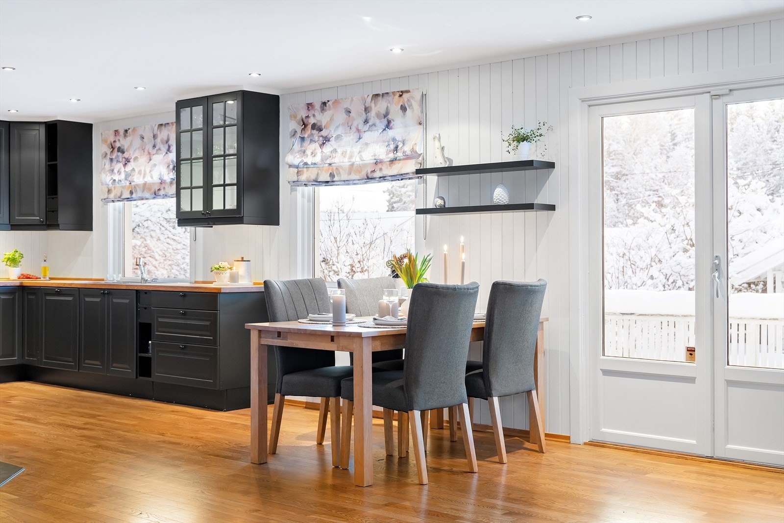 God plass til spisebord mellom stue og kjøkken. Galleribilde