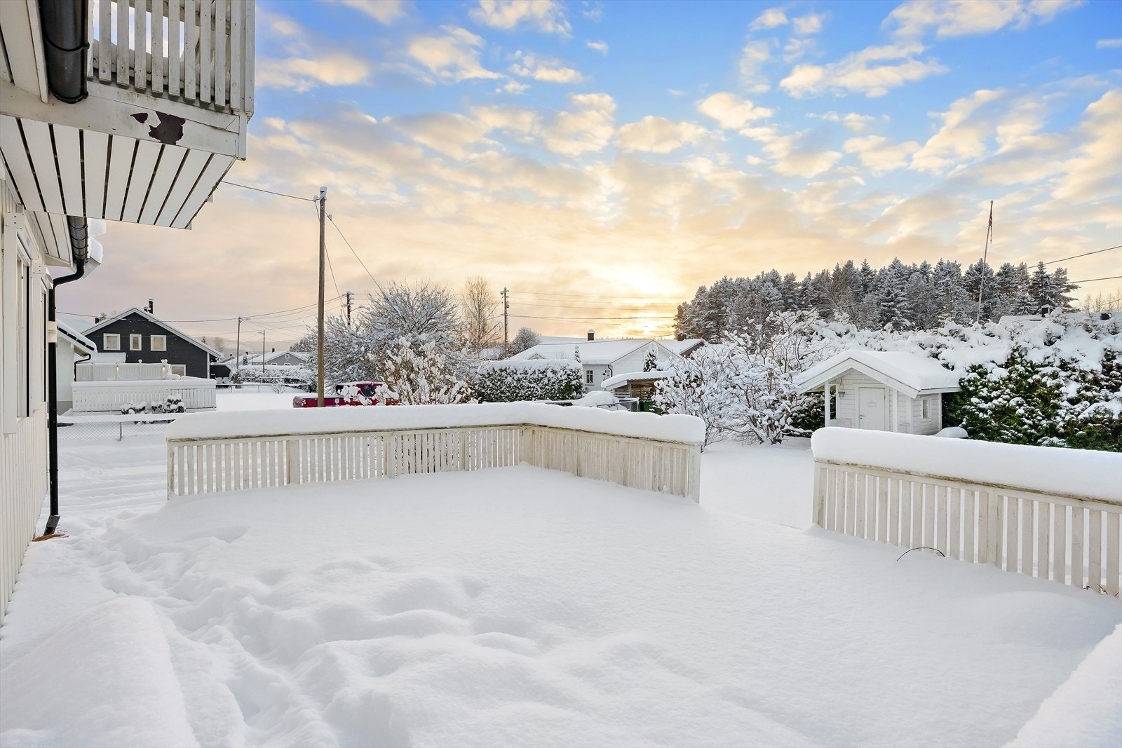 Fra stue er det utgang via tofløyet terrassedør til en stor terrasse og videre til hagen. Terrassen har god plass til utemøbler, grill og beplantning, og byr på flotte solforhold. Galleribilde