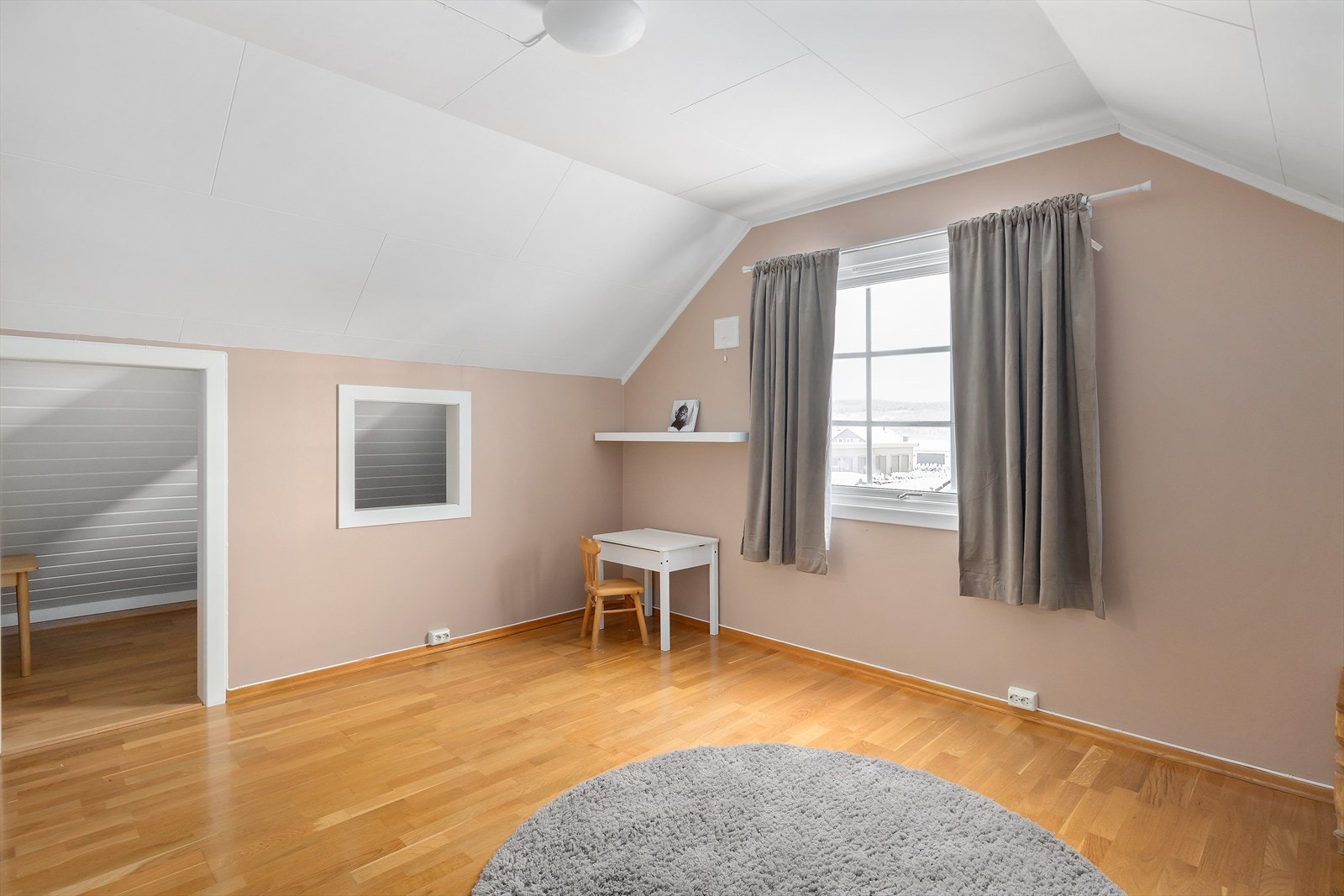 Soverommene i 2. etasje er romslige og godt egnet som barnerom eller gjesterom. Galleribilde