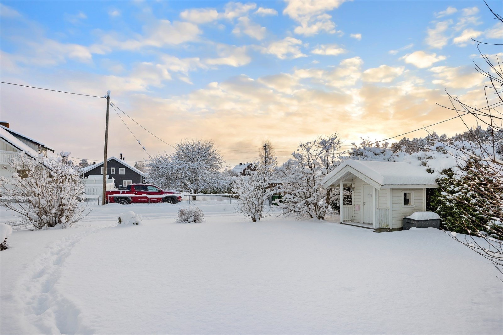Flat tomt med gode solforhold. Eiendommen er skjermet for innsyn. Galleribilde