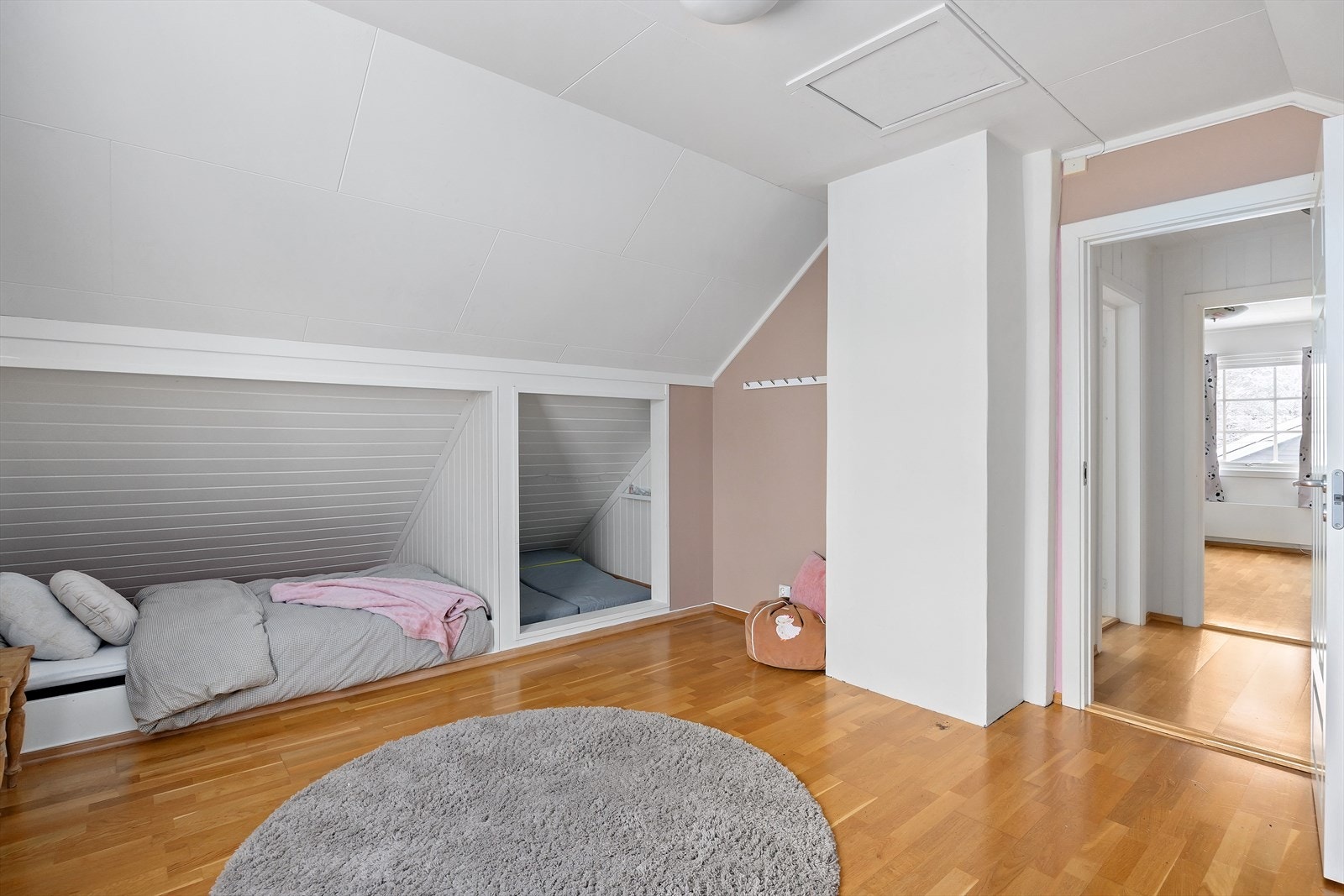 Praktisk alkove-/kneloftsløsning egner seg godt som lekeområde eller oppbevaringsplass. Galleribilde