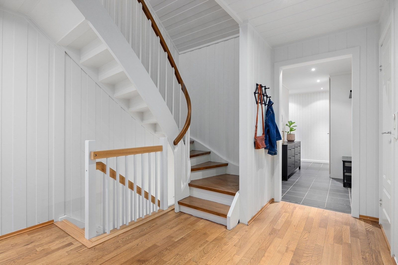 Det er gulvvarme i alle bad, vaskerom og flislagt entré. Galleribilde