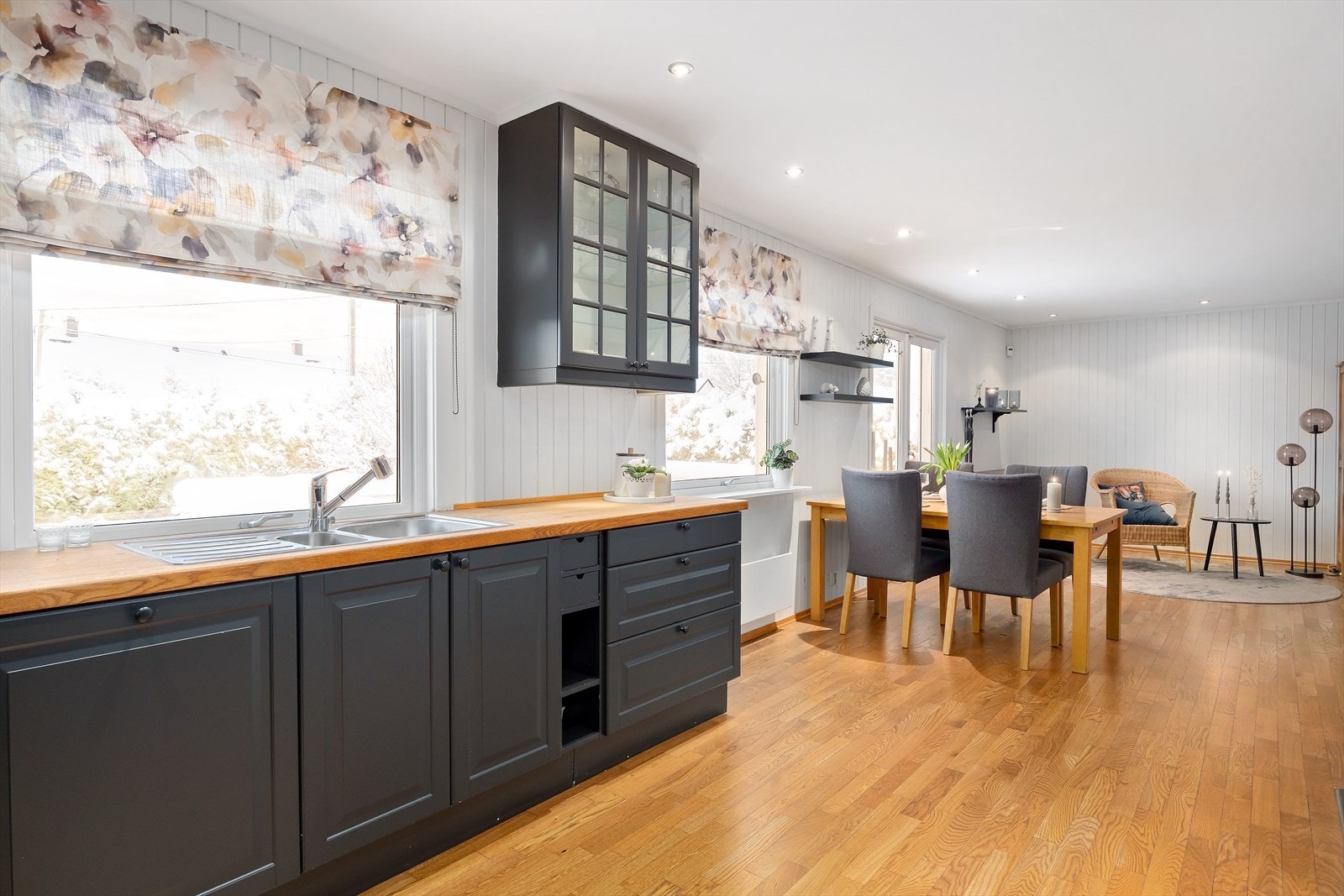 Kjøkkenet med gode arbeidsflater og rikelig med oppbevaringsplass i skap og skuffer. Galleribilde