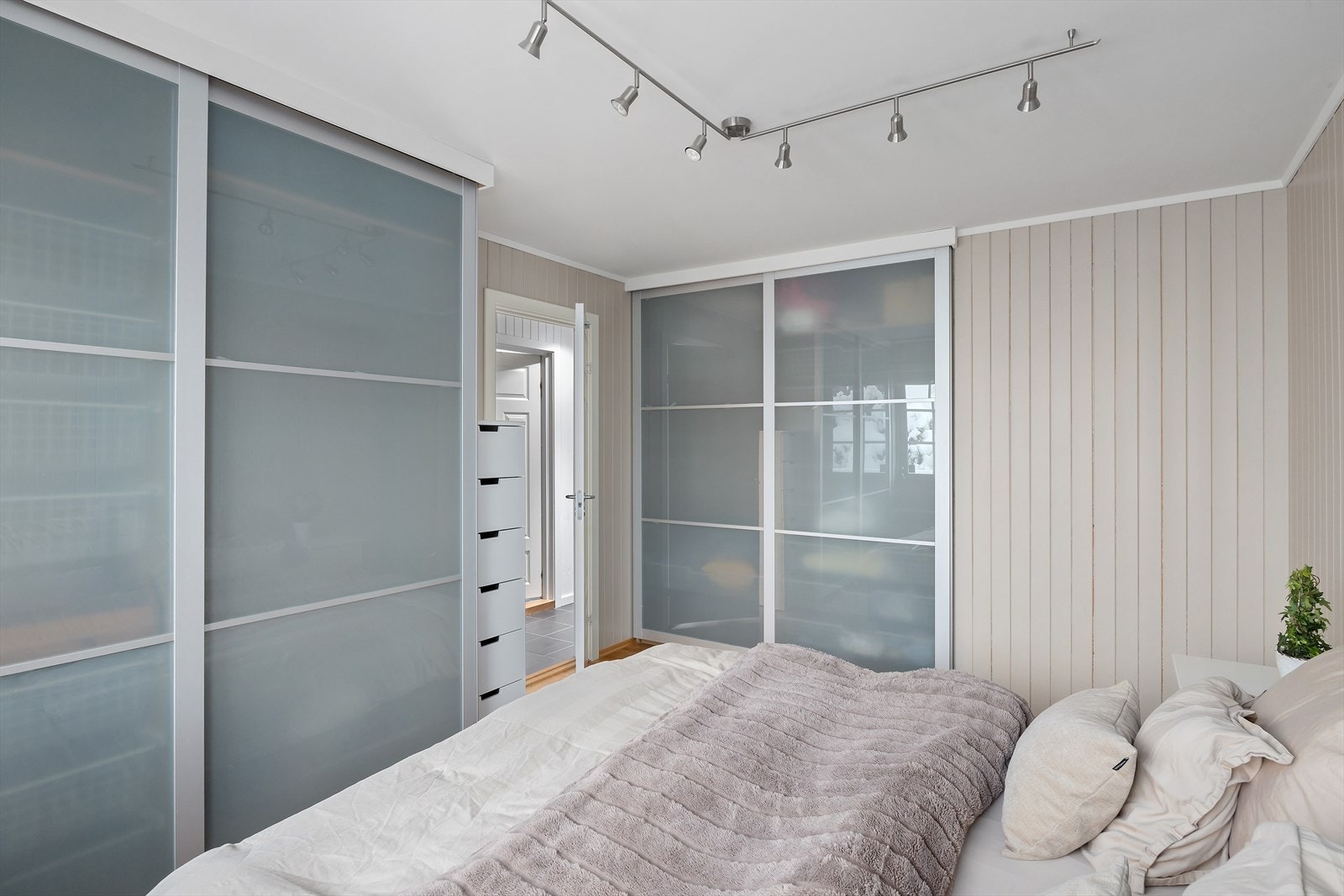 Det er god oppbevaringsplass i innebygde garderobeskap med skyvedører. Galleribilde