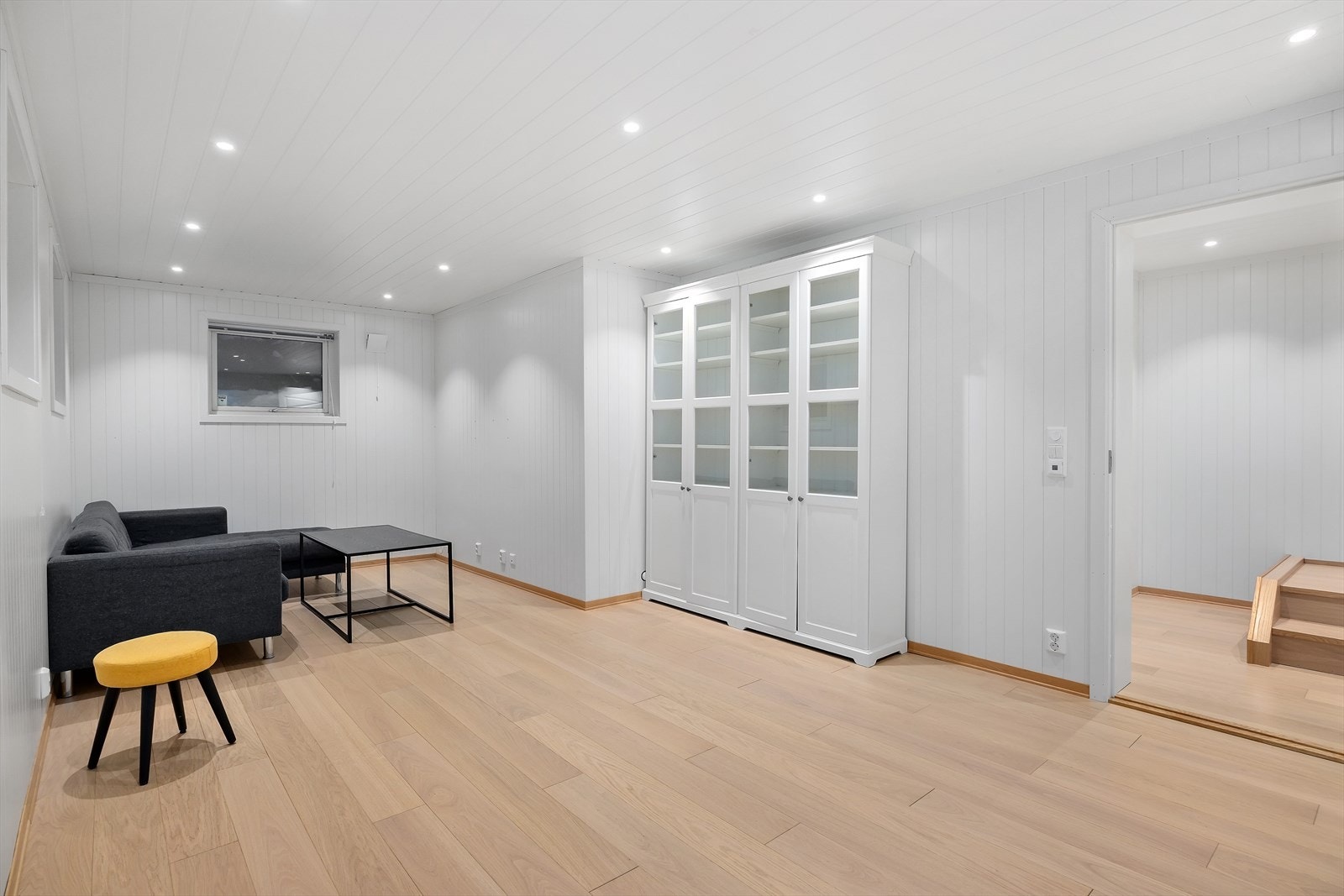 Kjellerstue med flere vinduer som sørger for naturlig lysinnslipp. Galleribilde