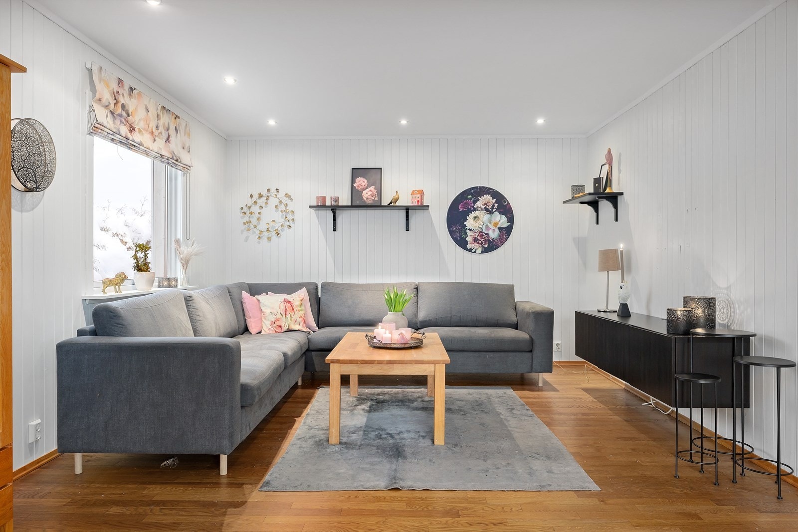 Romslig TV-hjørne med god plass til sofa, bord, hyller og TV-benk. Galleribilde