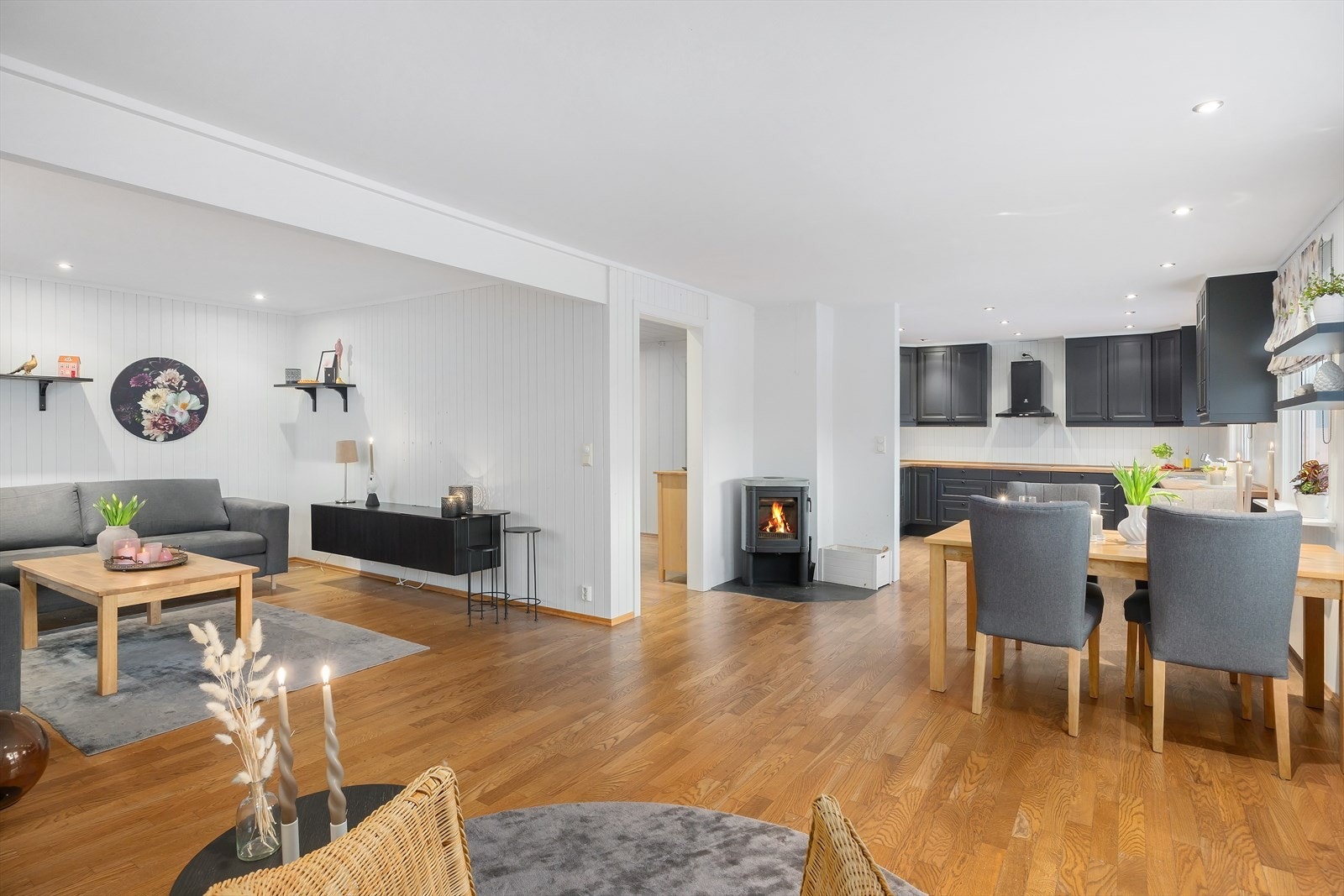 Stue og kjøkken i åpen løsning gir et stort, sosialt allrom. Lyse overflater kombinert med flere vindusflater, gir godt med naturlig lysinnslipp. Galleribilde