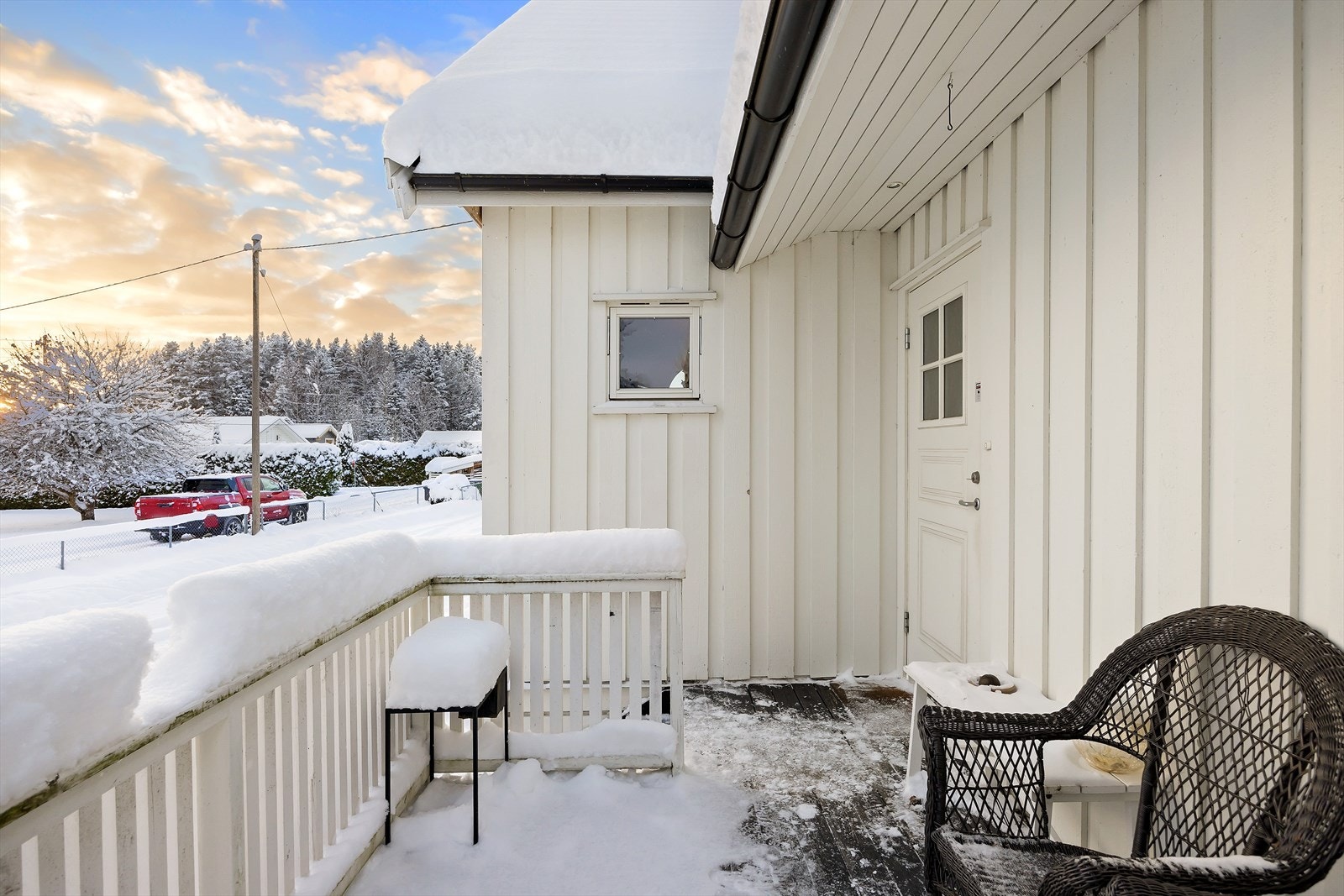 Delvis overbygget inngangsparti som gir en lun og praktisk adkomst året rundt. Inngangspartiet har veranda med plass til en liten sittegruppe. Galleribilde