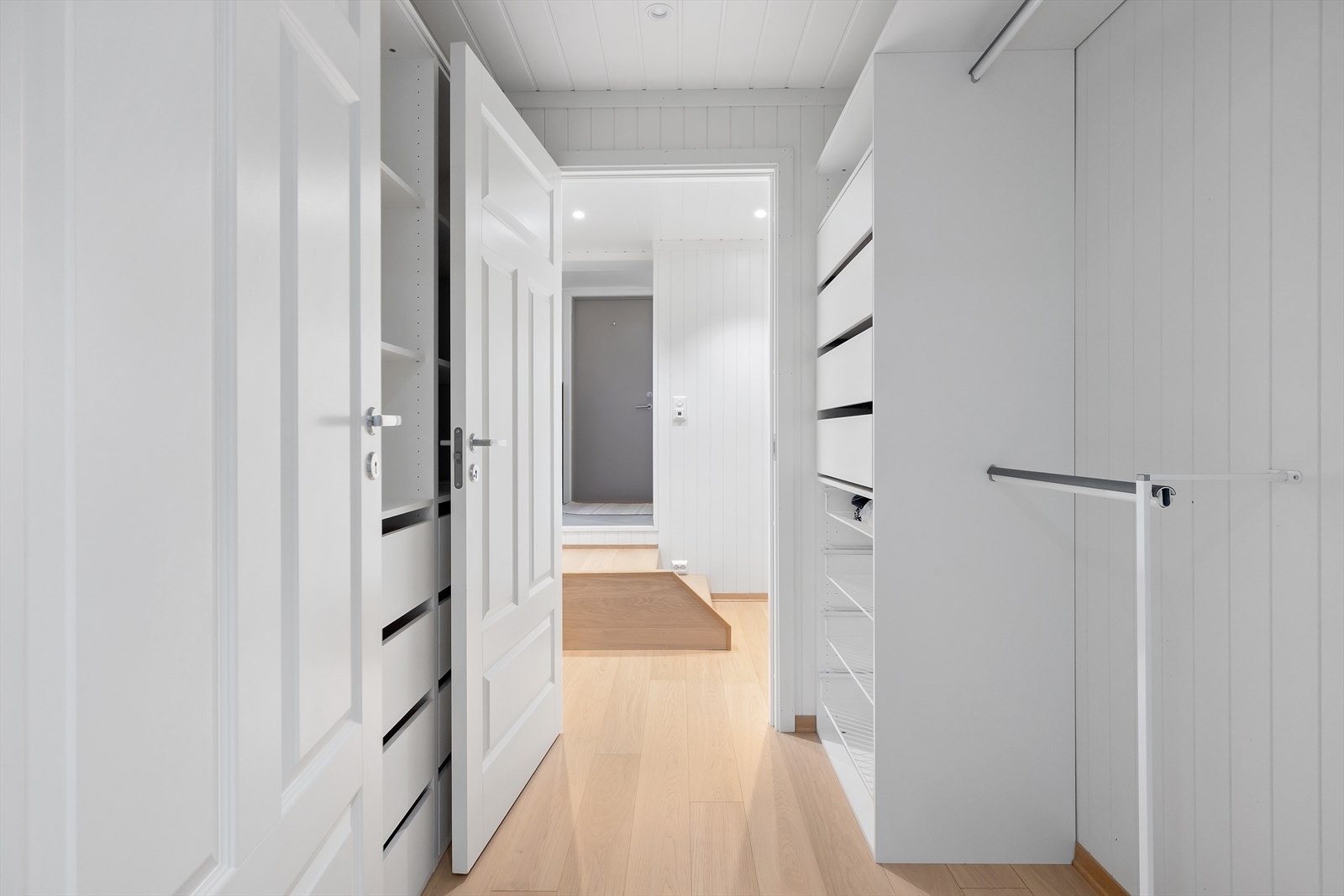 Ekstra oppbevaringsplass i kjelleren. Galleribilde