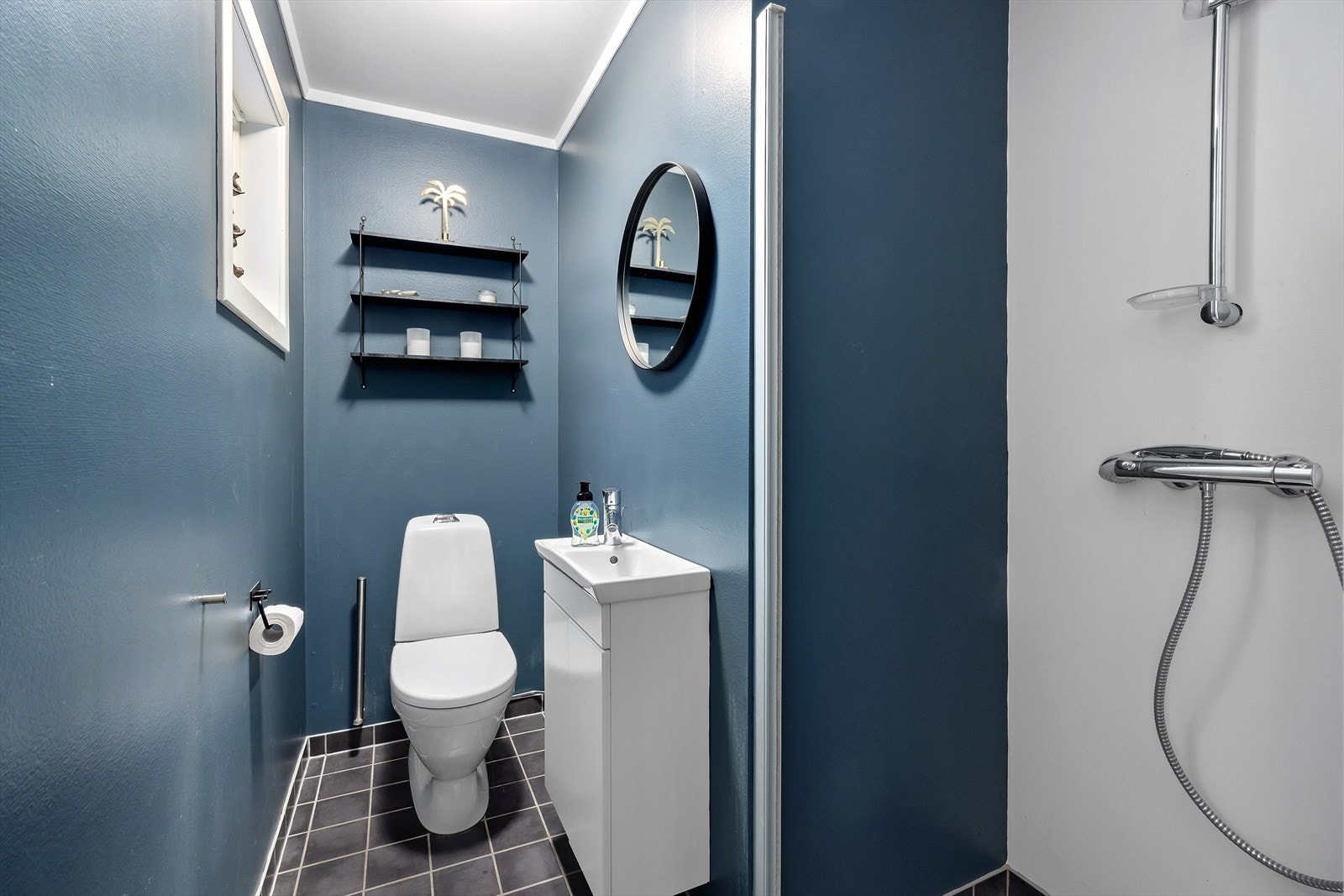 I tillegg til hovedbadet finnes et ekstra bad/wc i 1. etasje, noe som er svært praktisk for en barnefamilie eller ved besøk. Galleribilde