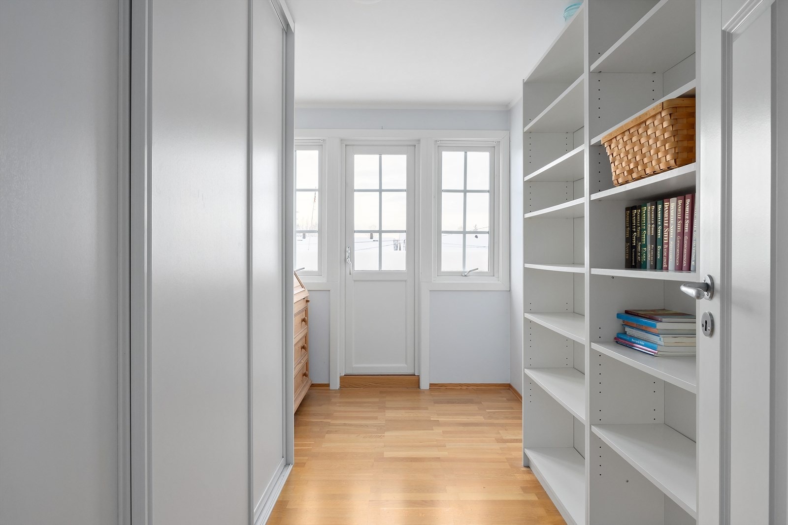 Kontor med utgang til balkong med fin utsikt og ettermiddags-/kveldssol gir et ekstra løft til etasjen. Galleribilde