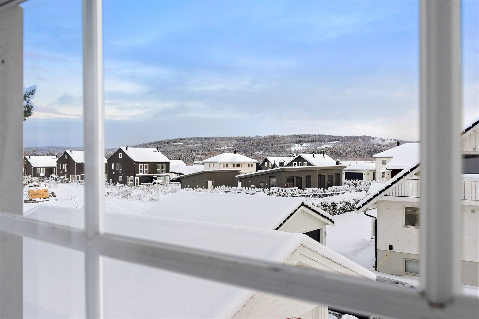 Vinduene gir godt med naturlig lys og fin utsikt over nærområdet. Galleribilde